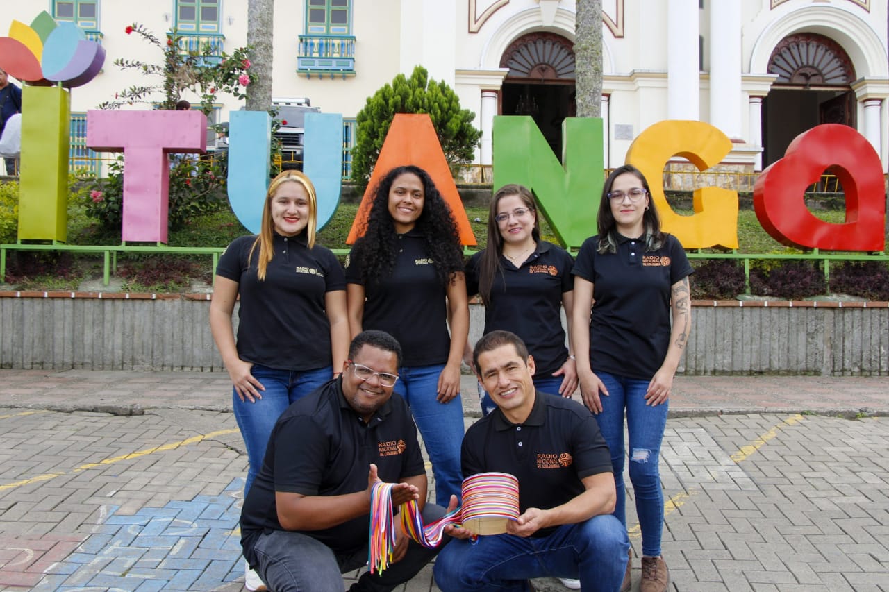 El equipo es liderado por el periodista Wilson Cartagena y lo conforman las periodistas Geraldine Zapata, Carla Giraldo, Beatríz Rodríguez, Diana Ríos y el técnico Emerson Tapias. Crédito: Emisora de paz de Ituango.