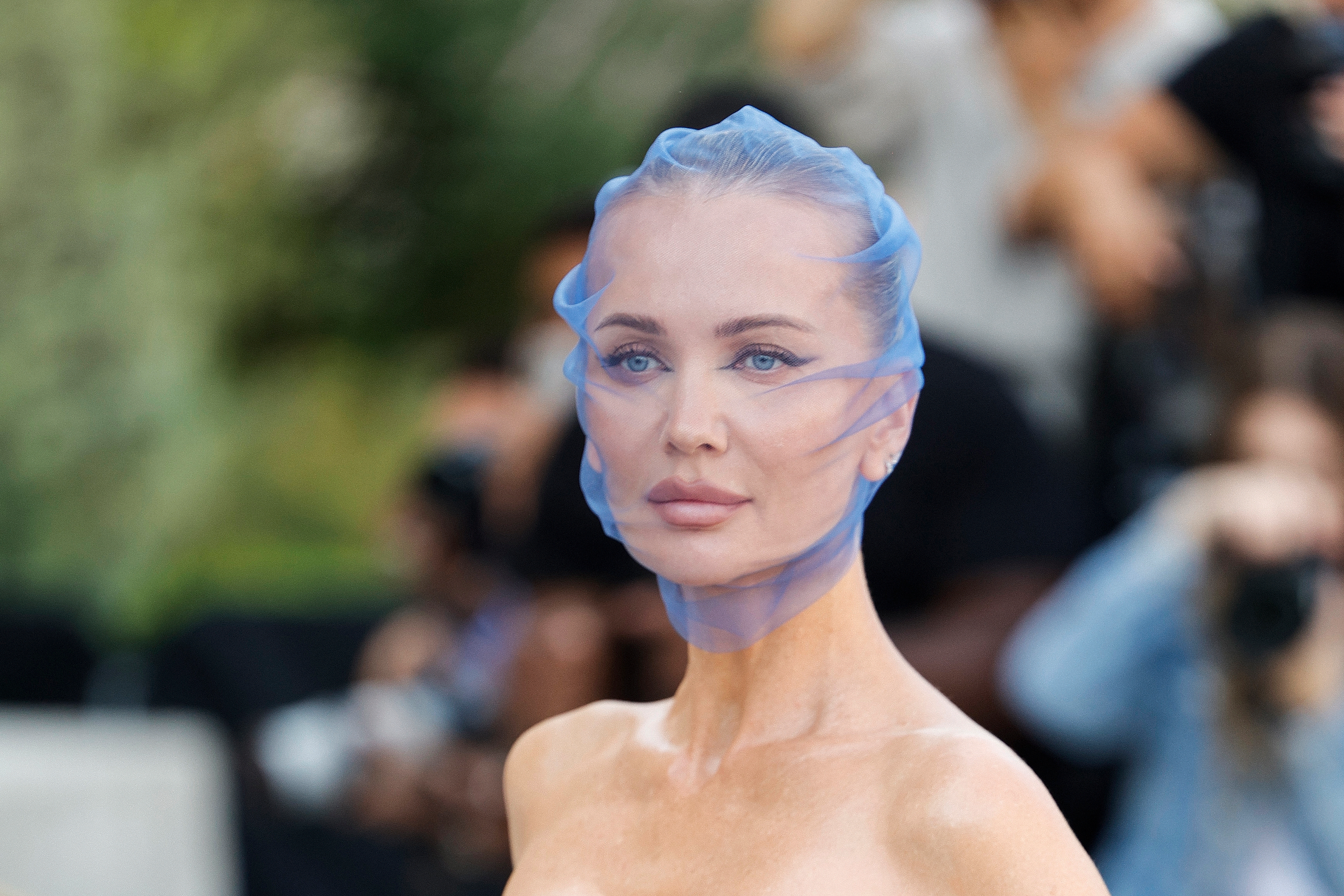La modelo y actriz Tatiana Korsakova durante la Semana de la Alta Costura de París, el máximo exponente de la moda hecha a medida y confeccionada de modo artesanal. / Geoffroy Van Der Hasselt / AFP