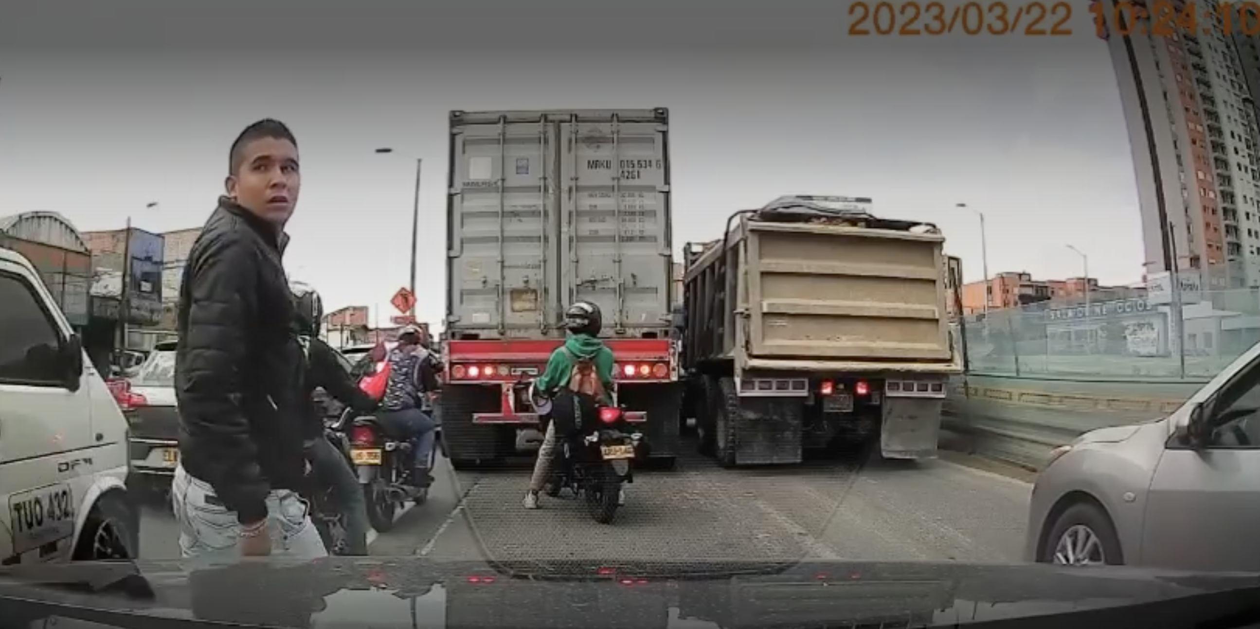 Video: hombre aprovecha trancón en la avenida 68 para atracar a mano armada