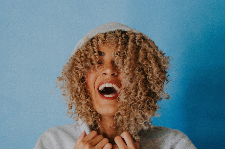 Científicos revelan el hábito que puede mejorar la felicidad de las mujeres