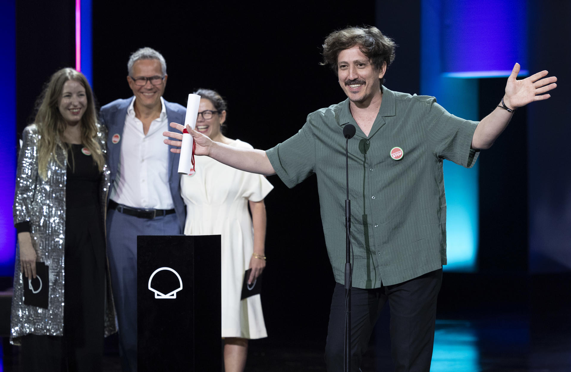 SAN SEBASTIÁN, 27/09/2025.- El realizador colombiano Simón Mesa Soto ha recibido el Premio Horizontes Latinos por 'Un poeta', este sábado en la gala de clausura del 73 Festival Internacional de Cine de San Sebastián. EFE/ Javier Etxezarreta