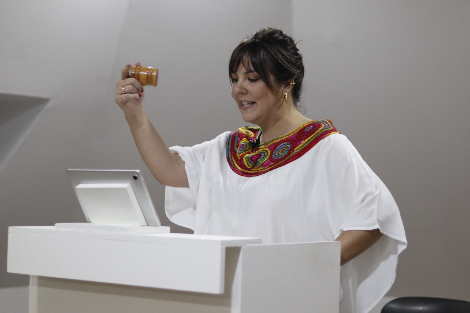 Charlotte Pieri, directora y martillo de Bogotá Auctions.
