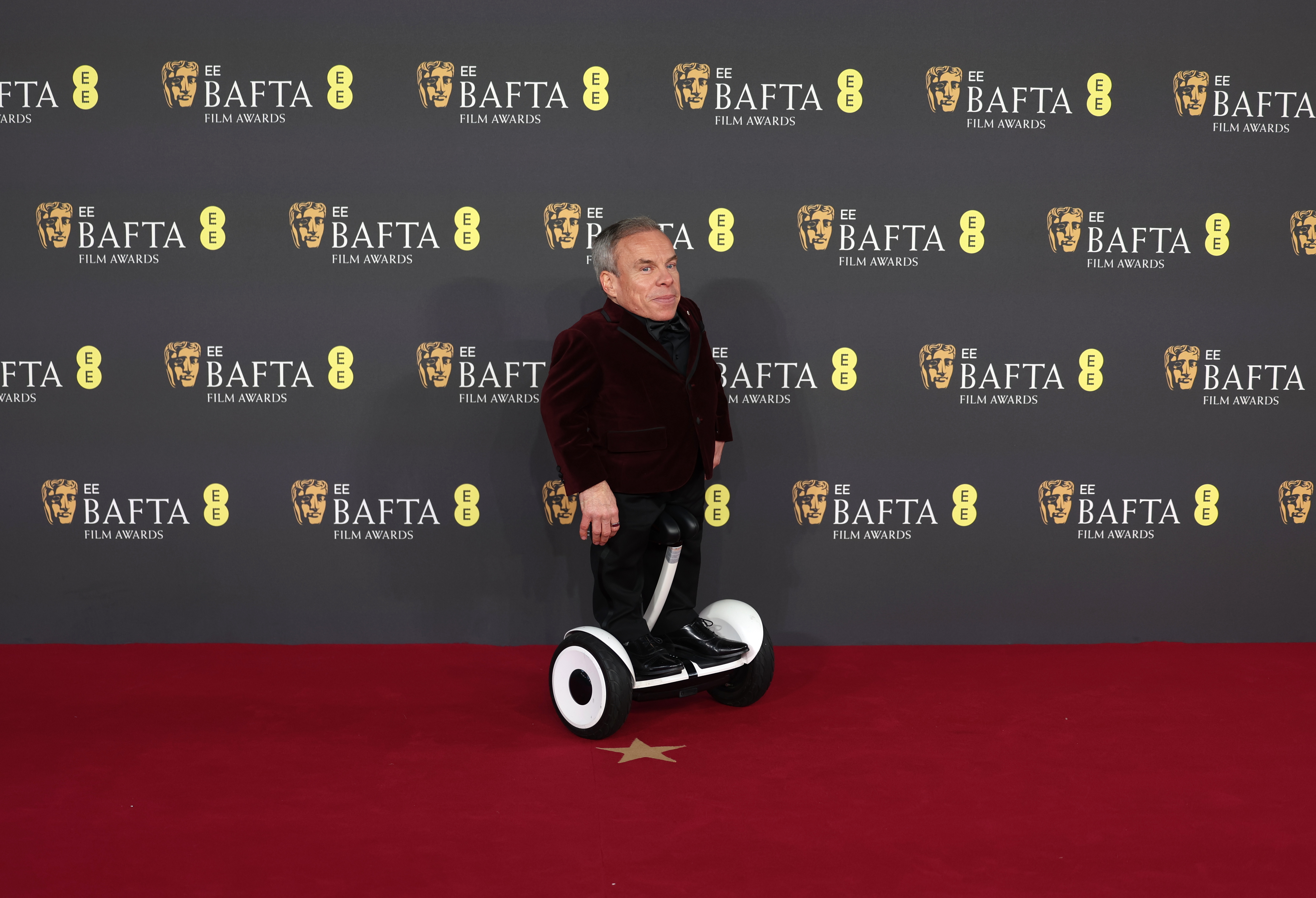 LONDON (United Kingdom), 16/02/2025.- British actor Warwick Davis poses on the red carpet at the 2025 EE BAFTA Film Awards at the Royal Festival Hall in London, Britain, 16 February 2025. The ceremony is hosted by the British Academy of Film and Television Arts (BAFTA). (Cine, Reino Unido, Londres) EFE/EPA/ANDY RAIN