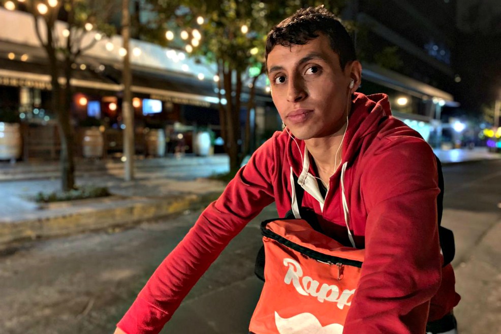 Jimmy Pedraza, repartidor de Rappi.Allí Jimmy, el Chatico, como lo llaman sus amigos, se siente como pez en el agua, conoce las calles, las tiendas y el orden de las estanterías para recoger con agilidad los productos que desde una aplicación alguien a escasos kilómetros de distancia está solicitando.