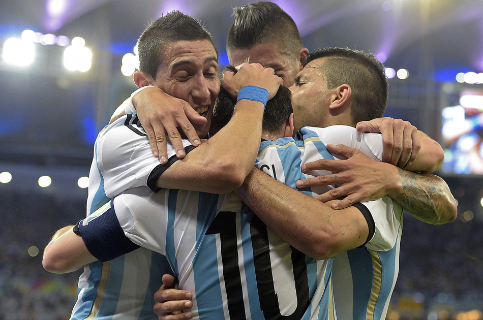 Una genialidad de Messi selló un sufrido triunfo argentino en la Copa del Mundo