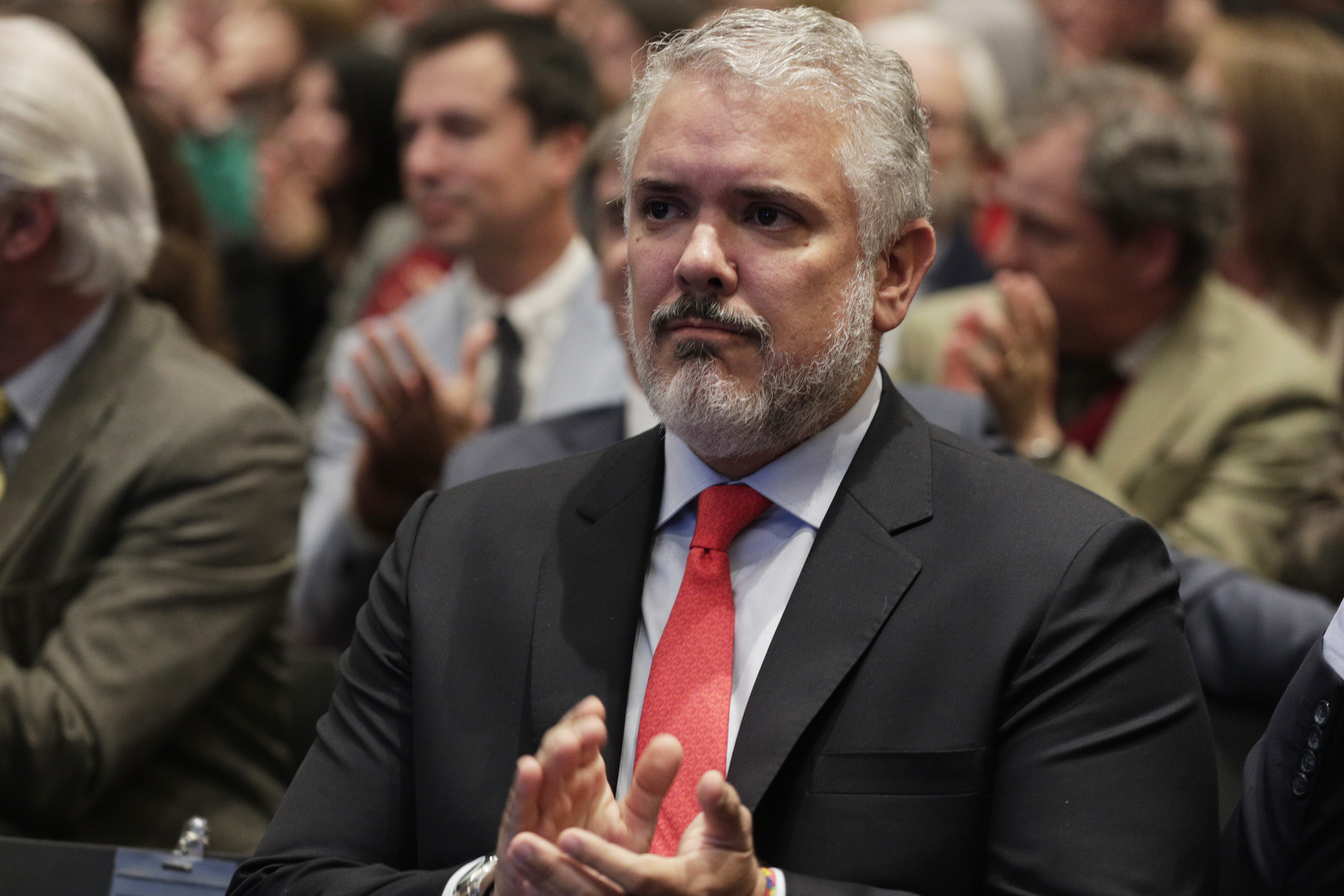AME5005. SANTIAGO (CHILE), 18/06/2024.- El expresidente de Colombia Iván Duque participa en un homenaje al expresidente de Chile Sebastián Piñera, este martes en el auditorio de la Universidad del Desarrollo en Santiago (Chile). Miembros del conservador Grupo Libertad y Democracia rindieron este martes un homenaje al fallecido expresidente chileno Sebastián Piñera (1949-2024), cita que tuvo lugar en el auditorio de la Universidad del Desarrollo (UDD) en Santiago y contó con la presencia de múltiples ex jefes de Estado suramericanos y otras autoridades, además de la familia Piñera Morel. EFE/ Elvis González