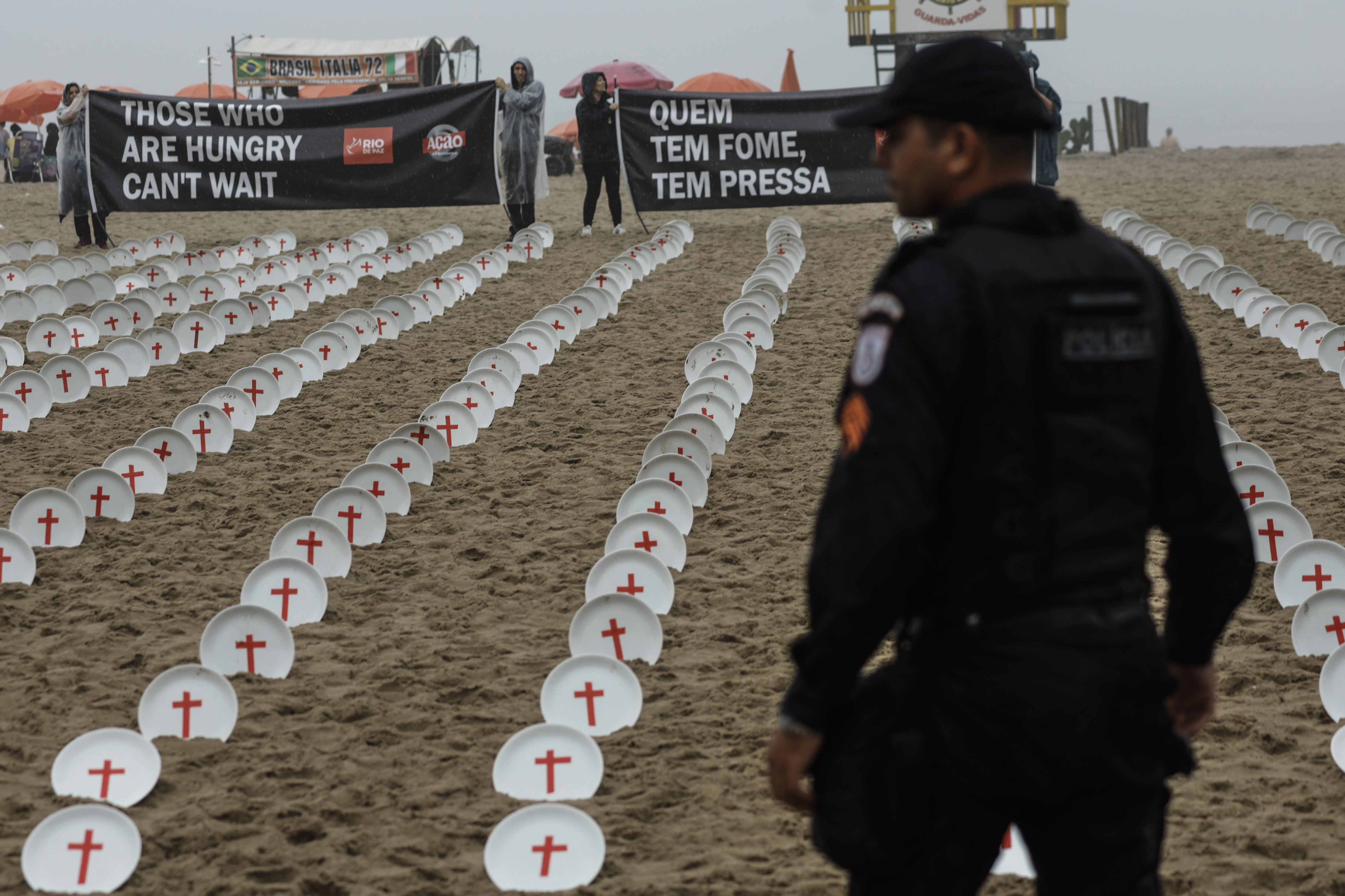 AME7797. RÍO DE JANEIRO (BRAZIL), 16/11/2024.- Activistas del grupo de derechos humanos Rio de Paz participan de una protesta en la playa de Copacabana, este sábado, en Río de Janeiro (Brasil). Antes de la Cumbre del G20, se instó a los líderes mundiales a combatir el hambre con una manifestación de platos vacíos que representan a los 733 millones de personas que padecen hambre, según datos de la ONU. EFE/ Antonio Lacerda.