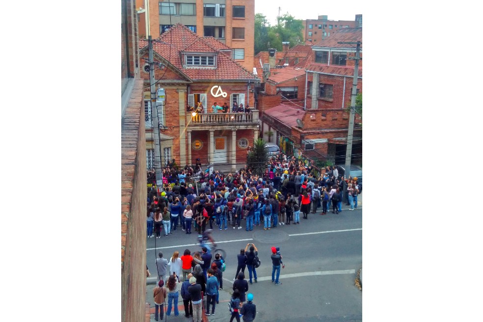 Lanzamiento de floreros, el ritual final de La ruta de la independencia, evento organizado por Casa tinta en un intento por ofrecer alternativas culturales durante el Día de la independencia en Colombia.