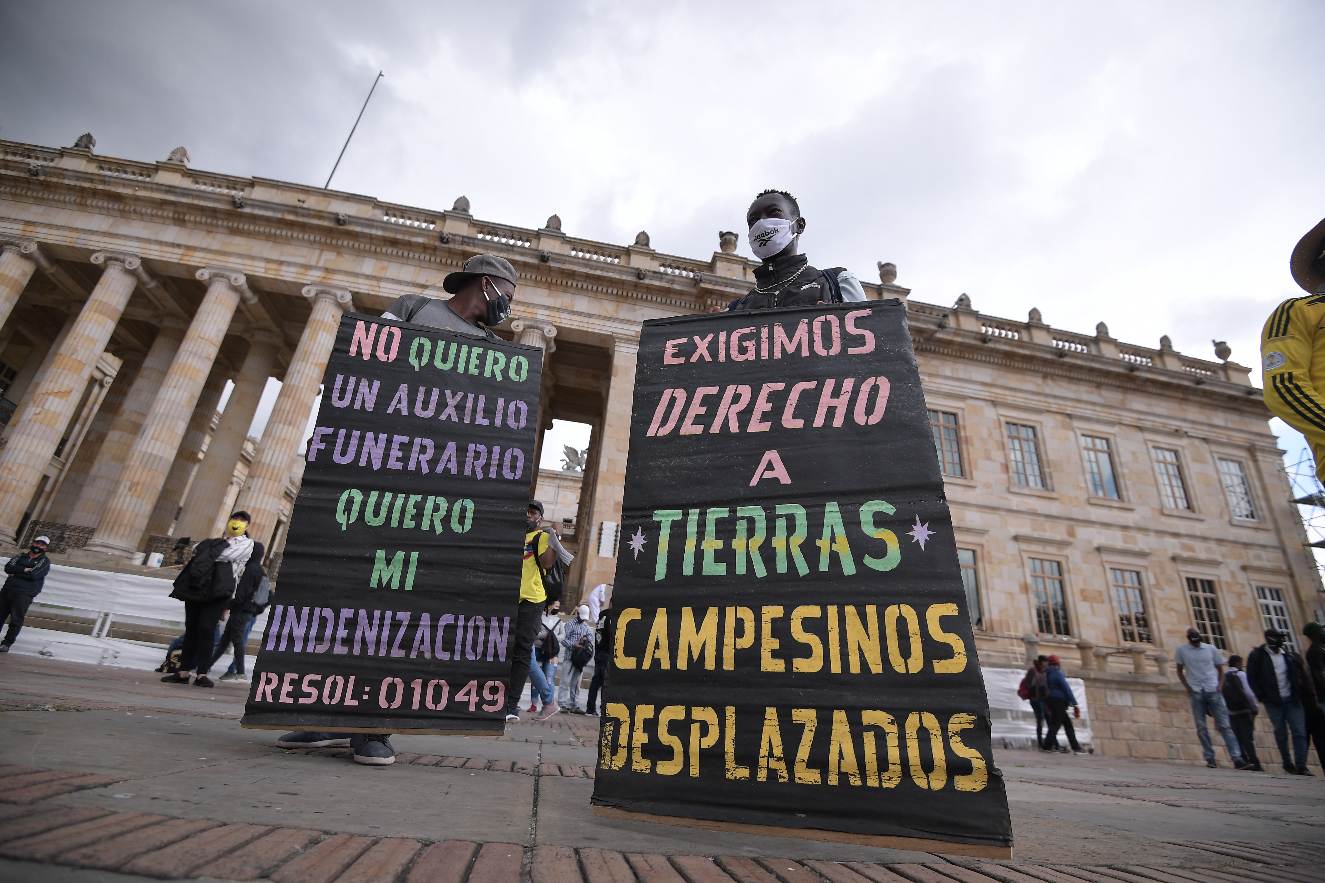 Cientos de víctimas del conflicto armado en Colombia, en su mayoría desplazados, se concentraron en la Plaza de Bolívar (Bogotá), para protestar, según ellos, por los incumplimientos de varios acuerdos pactados con el Estado. Además, exigen garantías de reparación y no repetición.