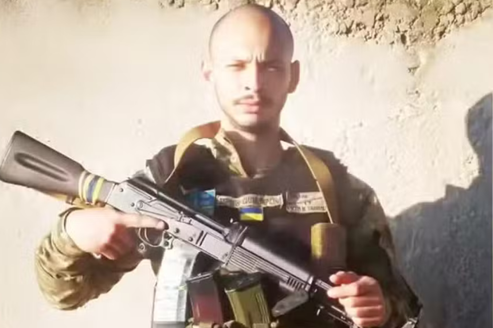 El brasileño Philippe Marques Pinto apareció en un video del Centro del Reclutamiento Extranjero de Ucrania diciendo que era un artillero de misiles antiaéreos.