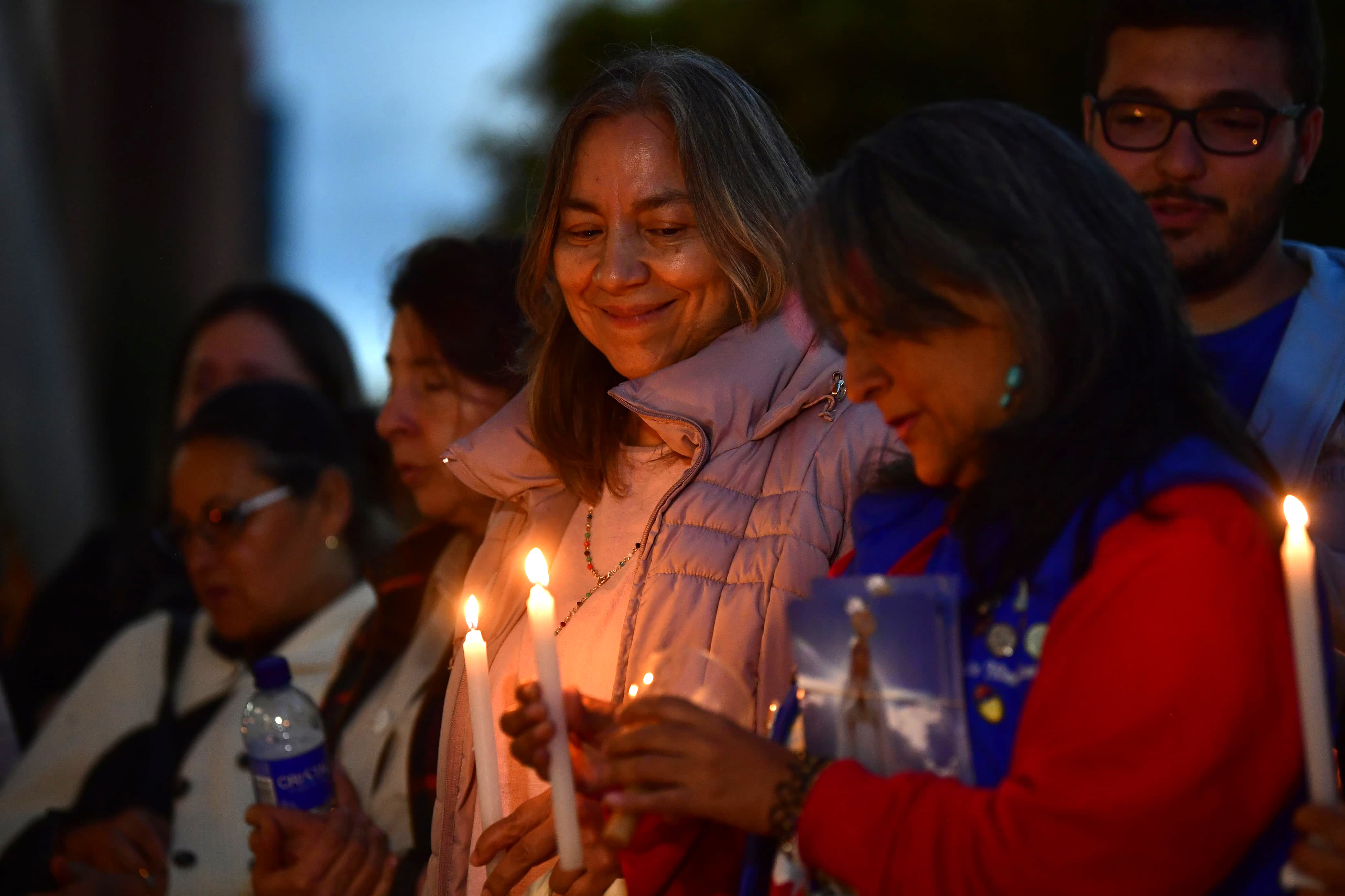 Velatón y grupo oración por la la salud de Miguel Uribe.