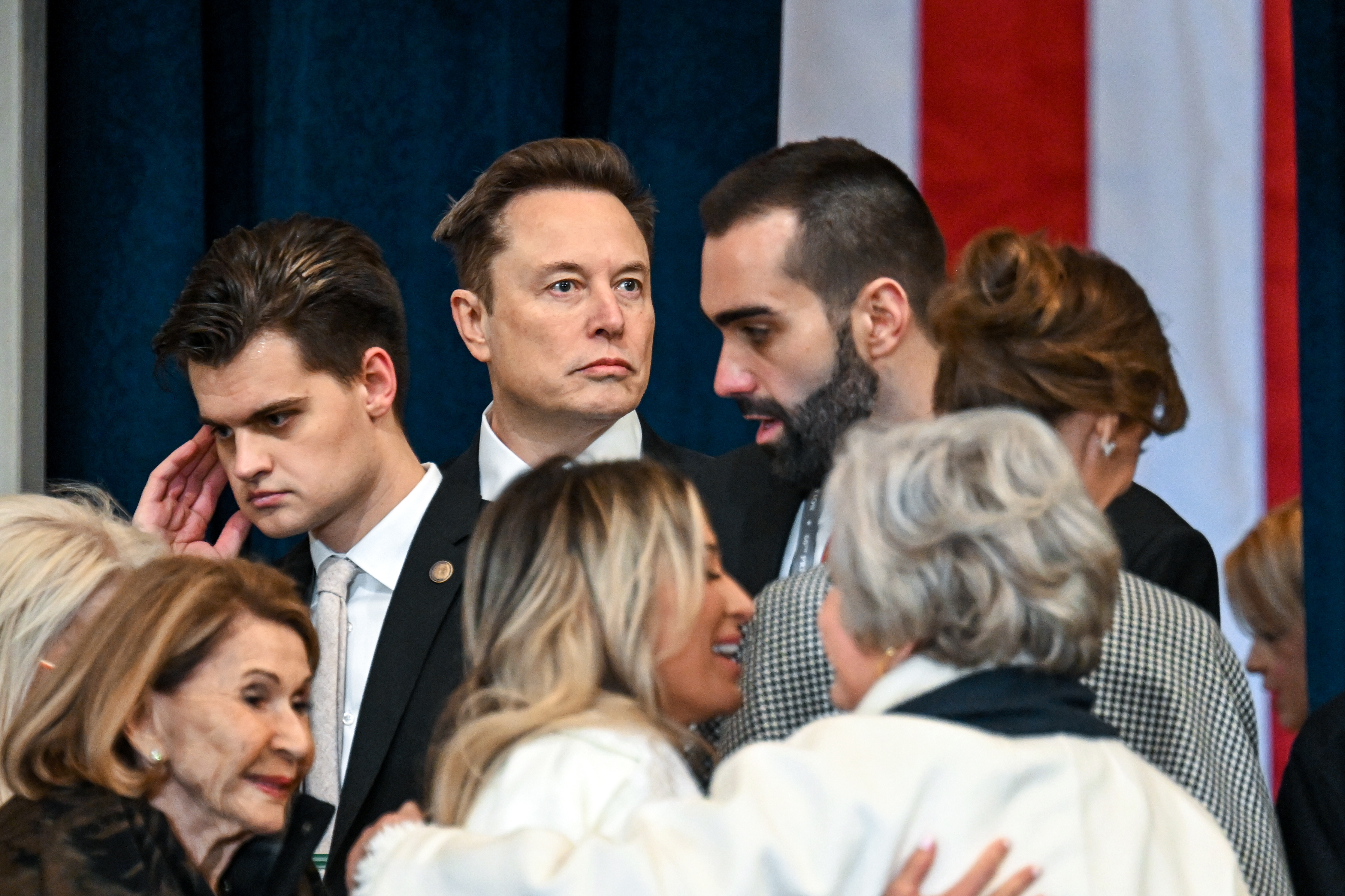Washington (United States), 20/01/2025.- Elon Musk (C) arrives before the nauguration of Donald Trump as the 47th president of the United States takes place inside the Capitol Rotunda of the U.S. Capitol building in Washington, D.C, USA, 20 January 2025. It is the 60th U.S. presidential inauguration and the second non-consecutive inauguration of Trump as U.S. president. (Estados Unidos) EFE/EPA/KENNY HOLSTON / POOL