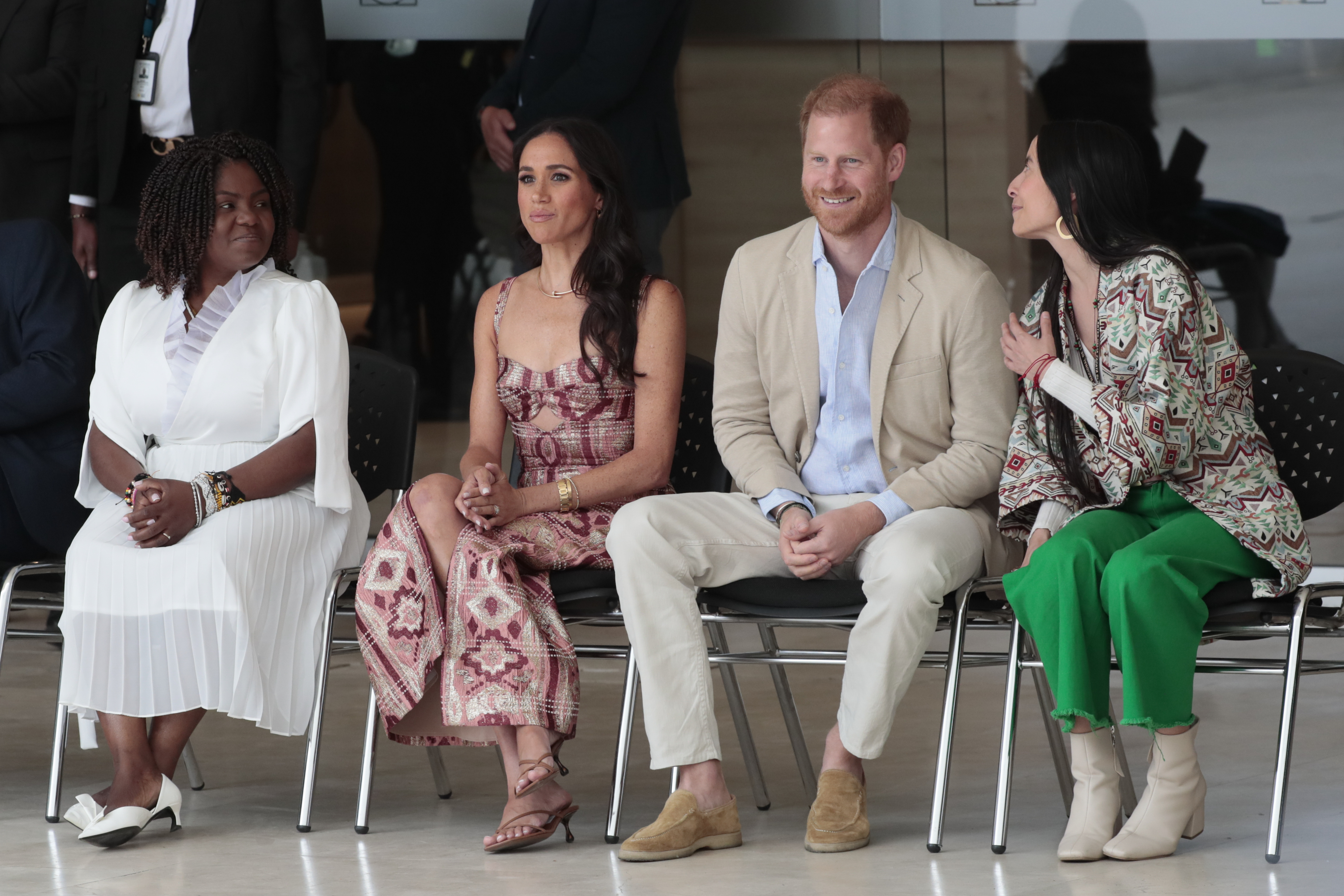 AME570. BOGOTÁ (COLOMBIA), 15/08/2024.- El duque y duquesa de Sussex, al príncipe Enrique (2-d) y Meghan Markle (2-i), asisten a un acto junto a la vicepresidenta de Colombia, Francia Márquez (i), este jueves, en Bogotá (Colombia). EFE/ Carlos Ortega