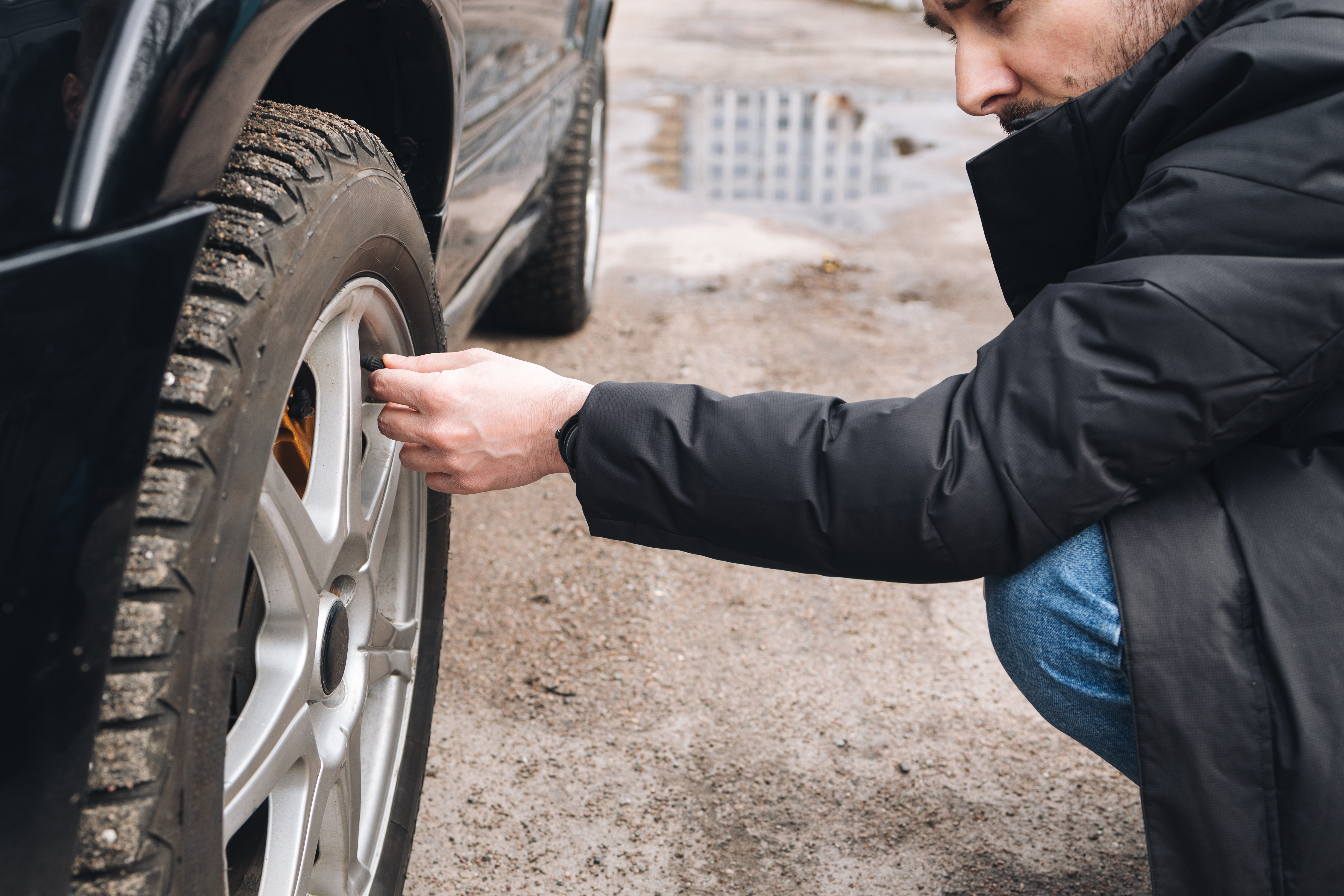 ¿Qué hacer si se pincha la llanta del carro? Esto debe saber