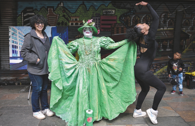 Ser madre y vivir del arte en las calles de Bogotá