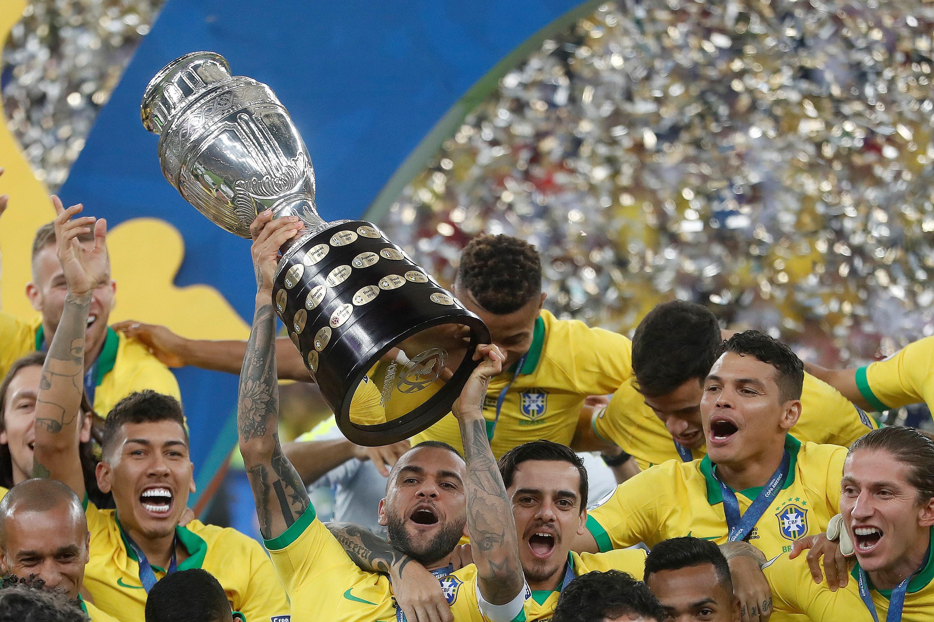 Dani Alves de Brasil levanta el trofeo de campeón de la Copa América 2019, en el Estadio Maracaná de Río de Janeiro / EFE