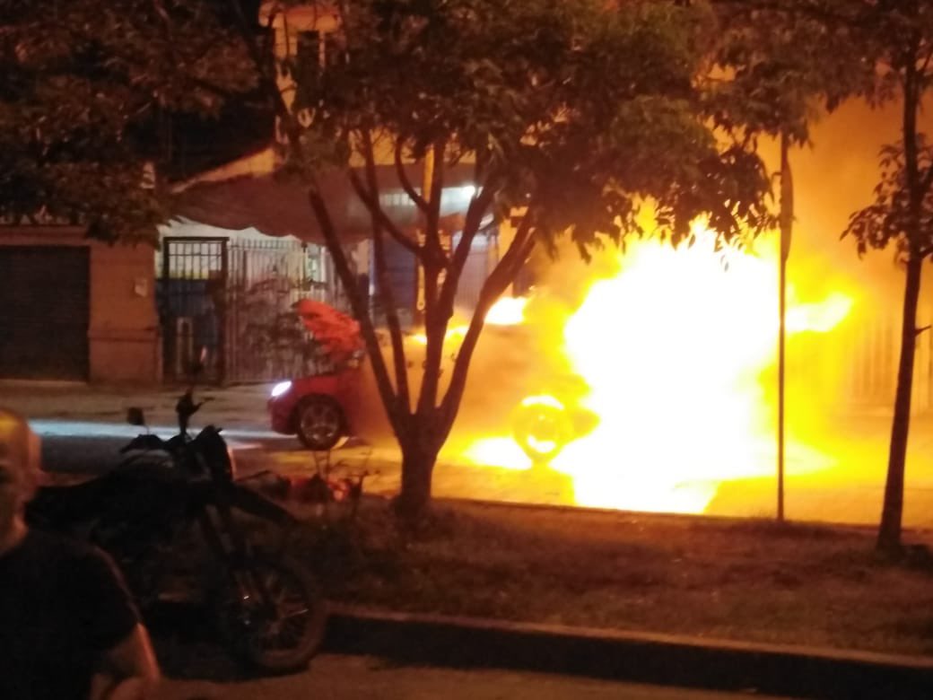 Hombre fue asesinado en Cali dentro de su vehículo, que se incendió tras el ataque