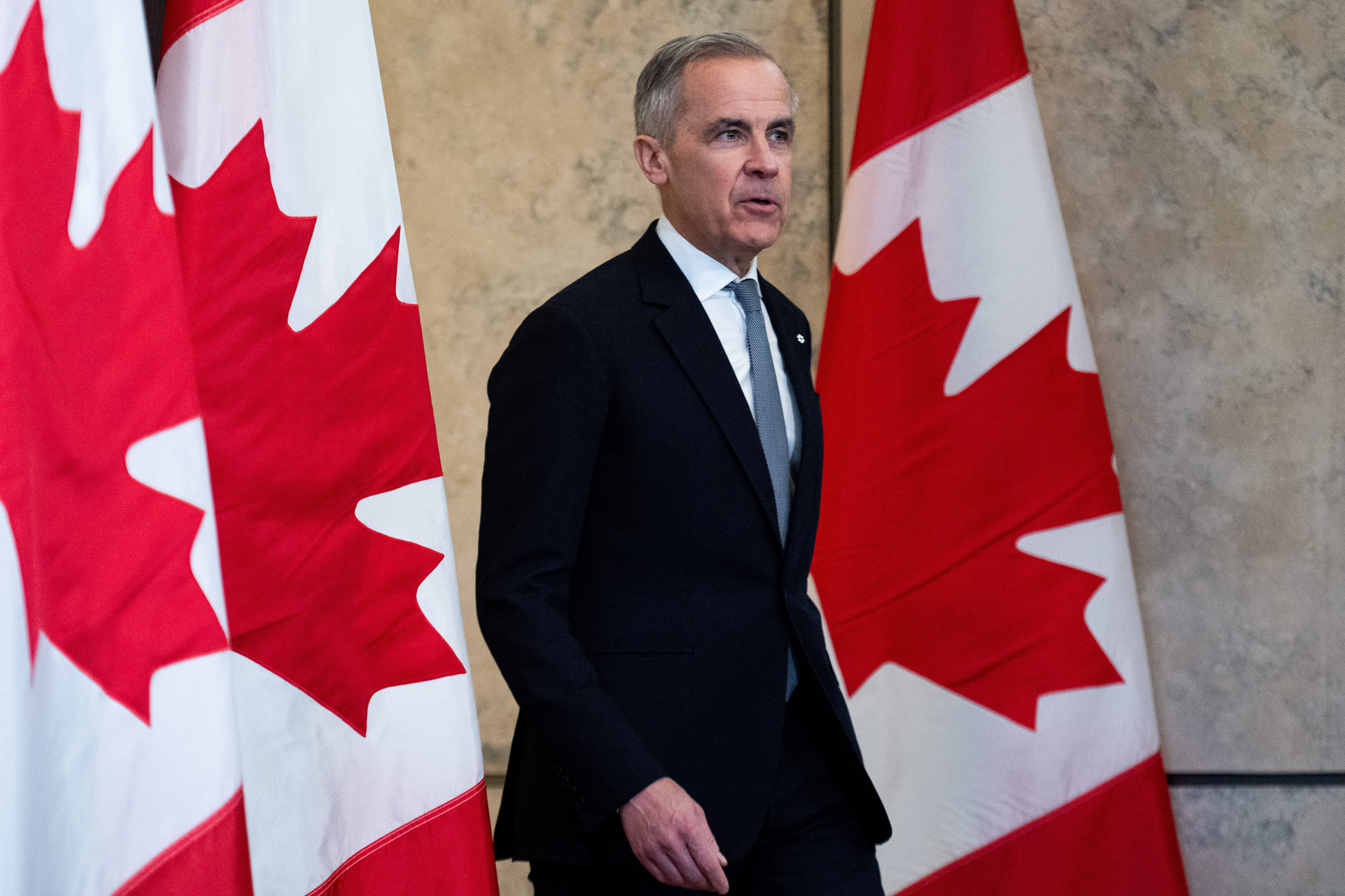USA1770. OTTAWA (CANADÁ), 03/04/2025.- Fotografía de archivo del 27 de marzo de 2025 que muestra al primer ministro canadiense, Mark Carney, llegando a una conferencia de prensa sobre los aranceles propuestos por Estados Unidos en Parliament Hill, Ottawa (Canadá). El primer ministro canadiense, Mark Carney, afirmó este jueves que las medidas comerciales adoptadas por la Administración de Donald Trump "fracturan la economía global" y que el "sistema global de comercio anclando en EE.UU." se ha acabado. EFE/Spencer Colby /ARCHIVO