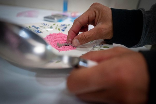 En 2012, el 2C-B tuvo auge en Colombia, cuando se popularizó como la “droga de lujo”, la “traba de la élite”, o la “droga de modelos, reinas, actores y políticos”.