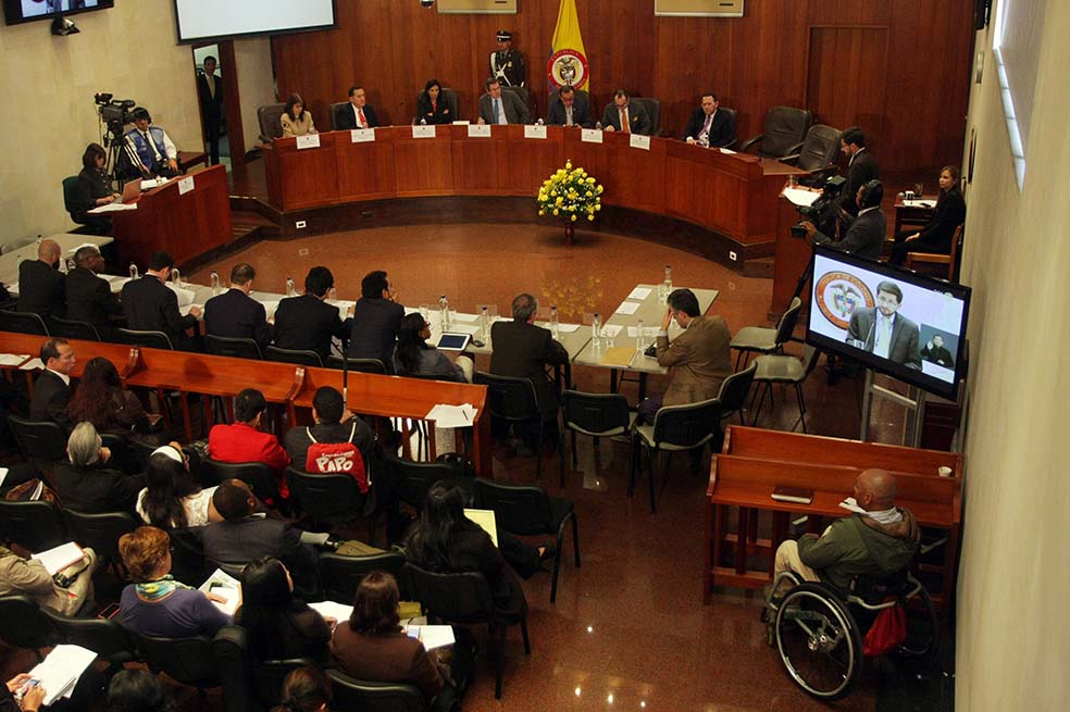 Piden desde revocatoria hasta constituyente