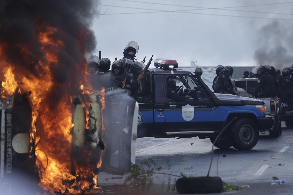 Un vehículo policial en llamas tras finalizar una protesta contra el gobierno de Daniel Ortega. / EFE
