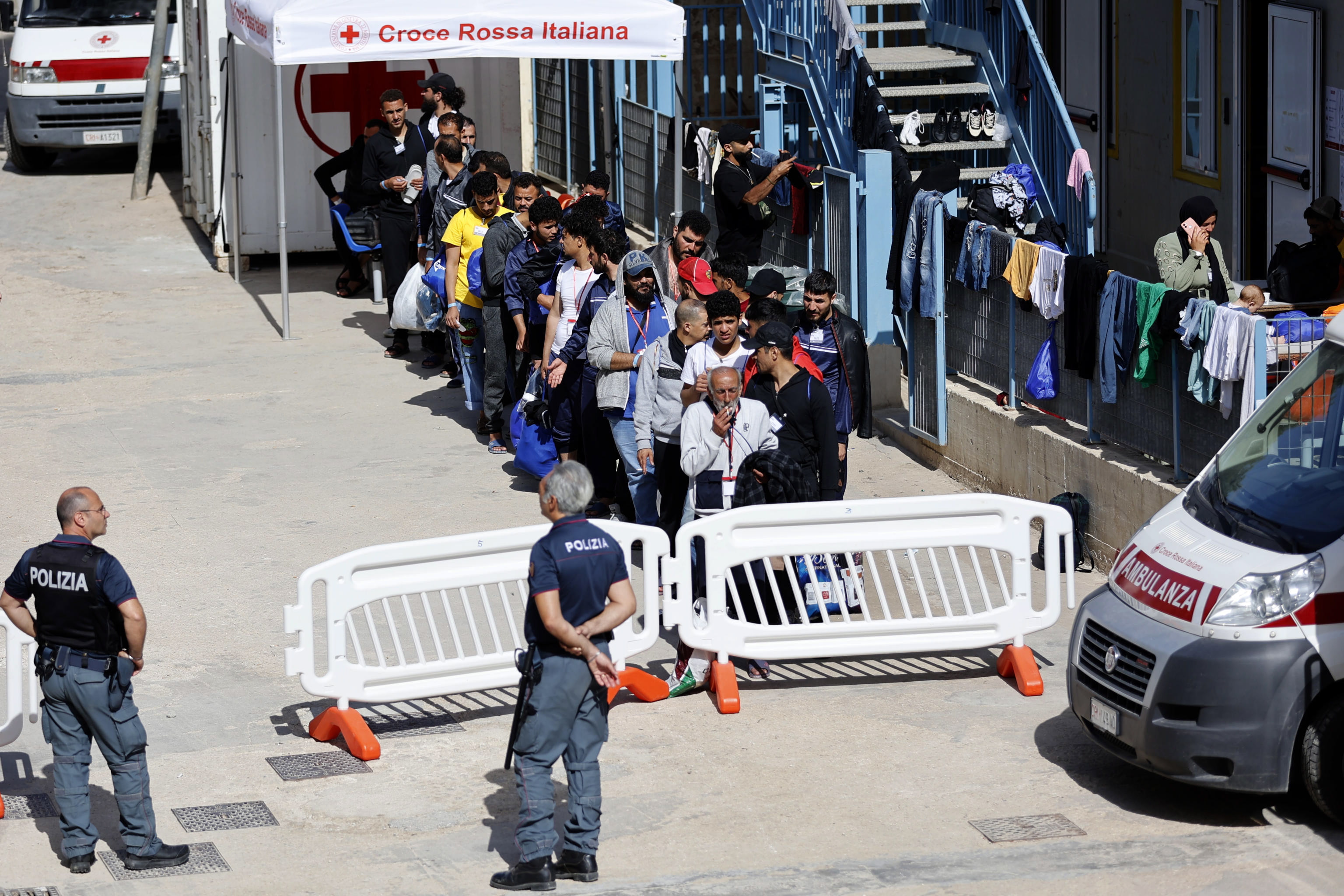 Lampedusa (Italy), 14/06/2023.- Migrants wait inside the immigrant reception facility, or 'hotspot' on the Sicilian island of Lampedusa (Agrigento), southern Italy, 14 June 2023 (issued 15 June 2023) to be transferred to other reception centers. The Lampedusa hotspot, with a capacity to host about 650 people, is managed by the Italian Red Cross (CRI). The center is intended to provide preliminary reception, identification and triage for migrants and refugees arriving on the tiny southern Italian island. Located in the Mediterranean between Malta and Tunisia, Lampedusa is a transit point for migrants from Africa, the Middle East and Asia seeking a better life in Europe. Upcoming 20 June 2023 marks World Refugee Day under the theme 'hope away from home'. The annual international day celebrates the people around the glove who have been forced to flee their home country to escape conflict or persecution. (Italia, Túnez, Estados Unidos, Túnez) EFE/EPA/VINCENZO LIVIERI ATTENTION: This Image is part of a PHOTO SET