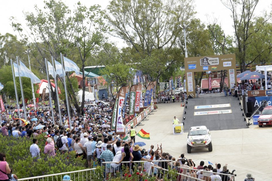 Asistentes observan el paso de los competidores durante la largada simbólica del Rally Dakar 2016. / EFE