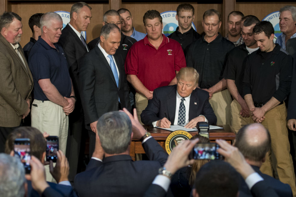 Rodeado de mineros de Rosebud Mining, Trump firmó la Orden Ejecutiva de Independencia Energética en la sede de la Agencia de Protección Ambiental (EPA) en Washington. /AFP
