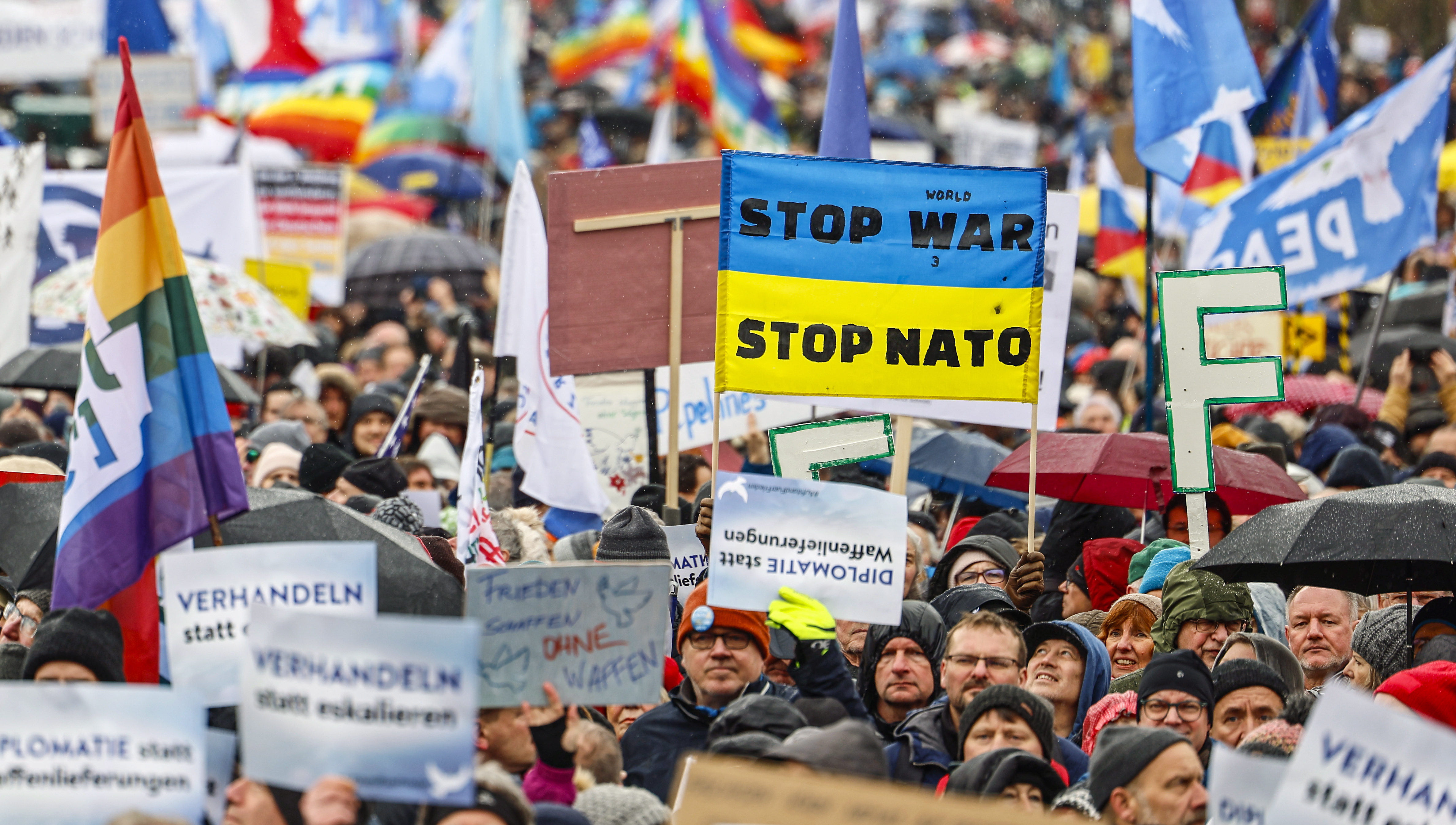 Berlin (Germany), 25/02/2023.- People attends the demonstration 'Uprising for Peace' in front of the Brandenburg gate in Berlin, Germany, 25 February 2023. Russian troops entered Ukrainian territory on 24 February 2022, starting a conflict that has provoked destruction and a humanitarian crisis. One year on, fighting continues in many parts of the country. (Alemania, Rusia, Ucrania) EFE/EPA/HANNIBAL HANSCHKE
