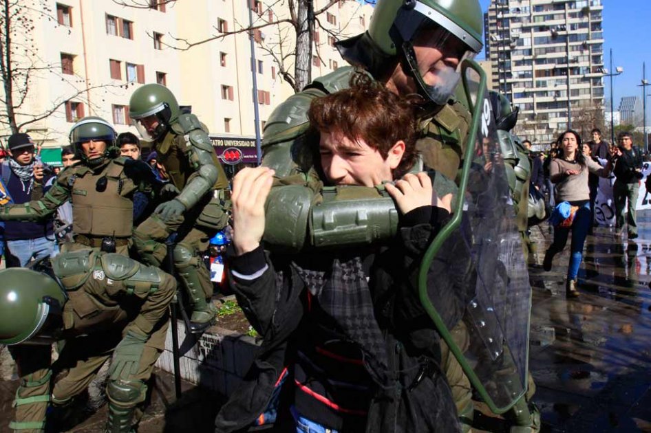 Protesta estudiantil en Chile deja 75 detenidos y 49 heridos
