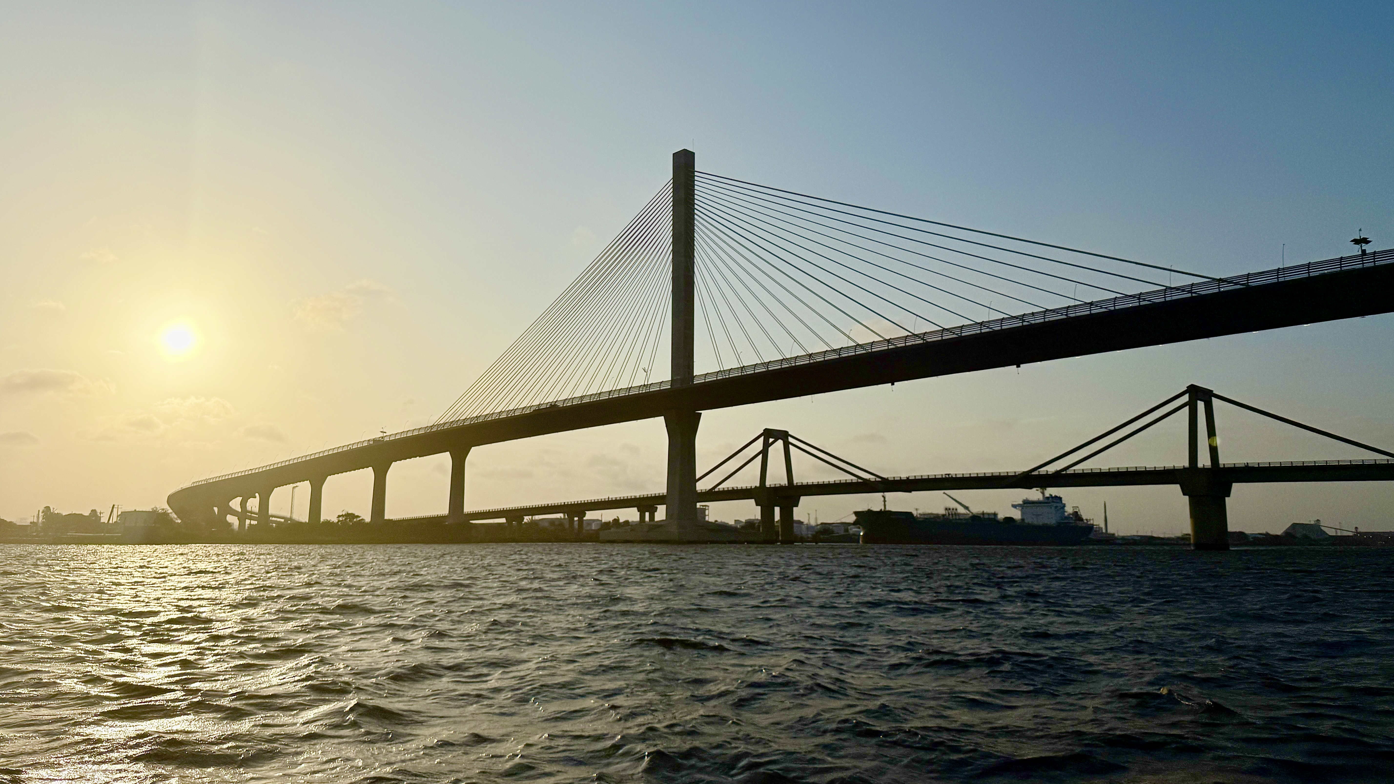 Imponente sobre el río Magdalena, el Puente Pumarejo es testigo del crecimiento de Barranquilla, una urbe que fue levantada en las orillas con el empuje de la misma corriente que hoy enmarca esta infraestructura símbolo de la región.