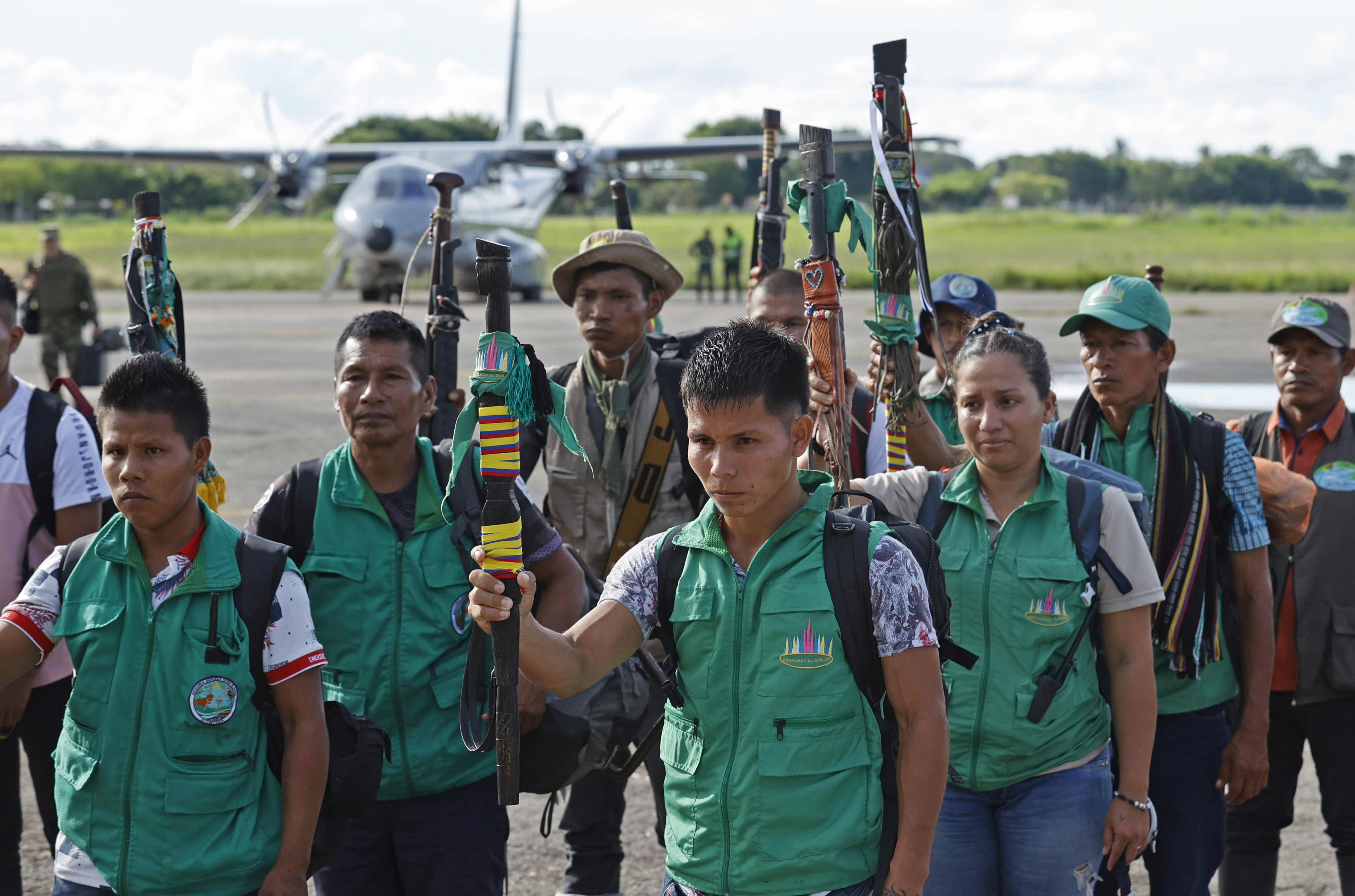 AME533. SAN JOSÉ DEL GUAVIARE (COLOMBIA), 21/05/2023.- Indígenas (18 de la etnía Murui y Siona, y 7 Coreguajes del Caquetá) llegan hoy al aeropuerto de San José del Guaviare para recibir inducciones y unirse a los grupos de búsqueda de los menores perdidos en la selva, en Guaviare (Colombia). Casi un centenar de indígenas que conocen bien la selva unirán sus conocimientos y su ayuda a la búsqueda de los cuatro hermanos menores perdidos desde hace 21 días tras el accidente aéreo donde fallecieron también tres adultos. A primera hora del domingo salió acompañando a las fuerzas militares un primer grupo de 10 indígenas nukak, los pobladores originales de la zona selvática donde se estrelló el avión Cessna 206 el pasado 1 de mayo. Se espera que se unan hasta 85 indígenas, de acuerdo a las autoridades. EFE/ Mauricio Dueñas Castañeda