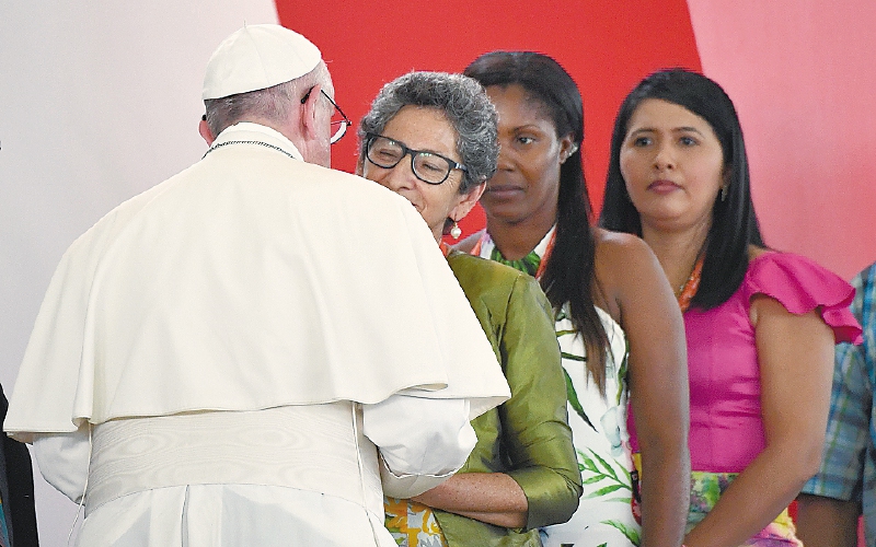 El Papa Francisco saluda a Pastora Mira García, víctima del conflicto de Colombia, durante un Encuentro de Reconciliación Nacional en el Parque Las Malocas en Villavicencio, Colombia, el 8 de septiembre de 2017. / AFP PHOTO / Alberto PIZZOLI