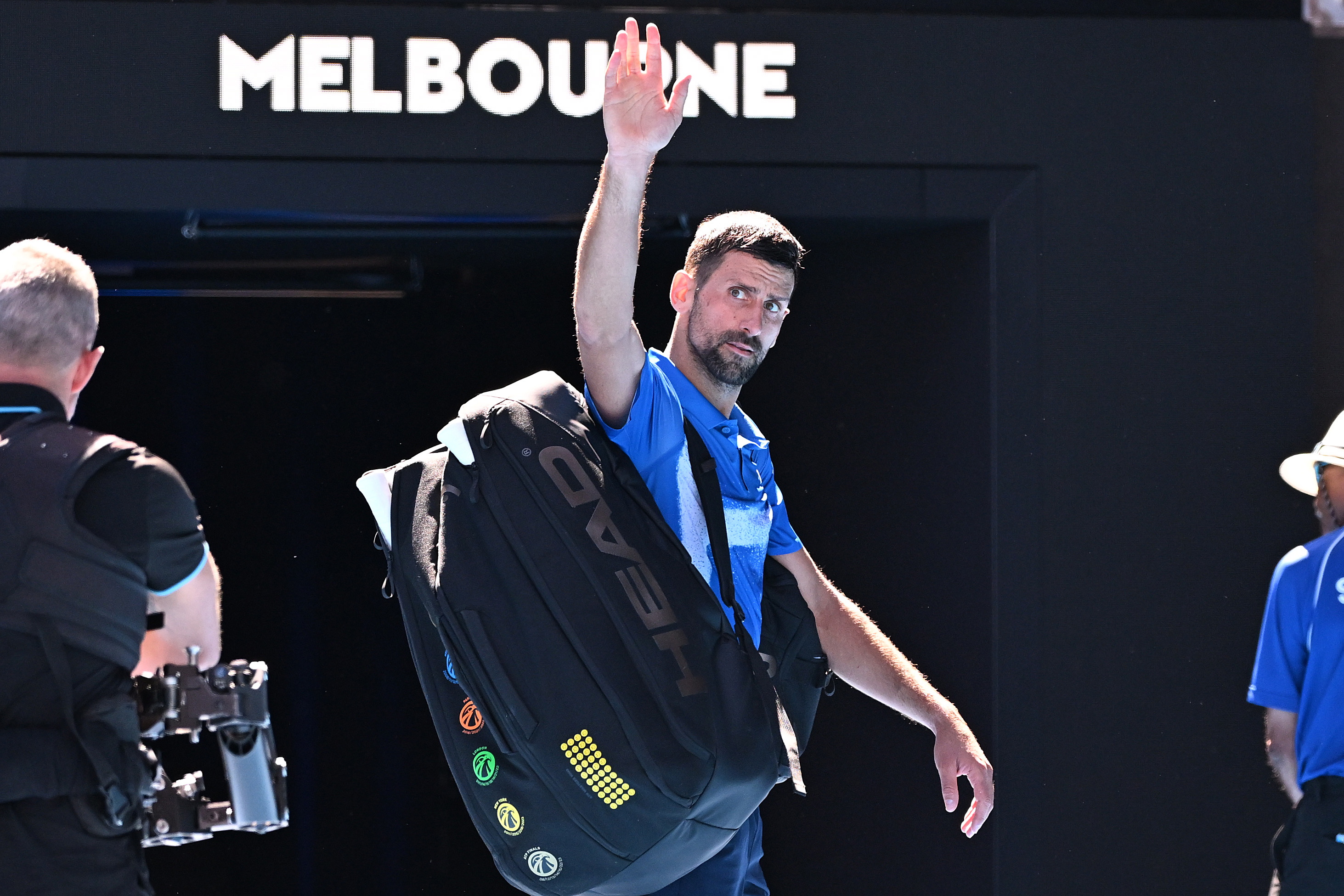 Djokovic, indignado, muestra resonancia de la lesión que lo retiró ante Zverev