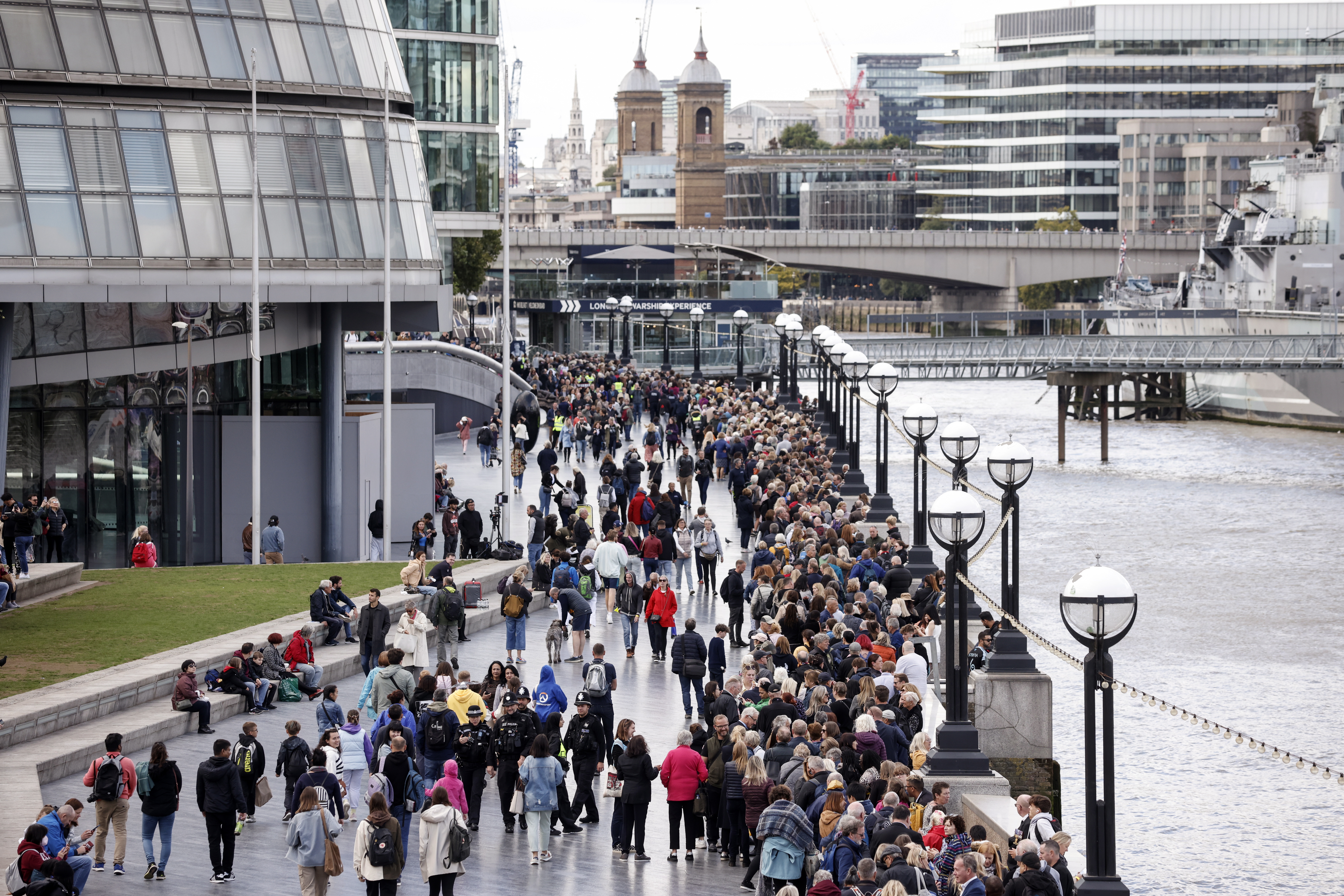 Otro punto de concentración de las personas que aspiran rendir homenajes a la reina Isabel desde Westminster es cerca del río Támesis.