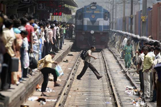 Policía india arrestará a quien se haga "selfies" delante de trenes