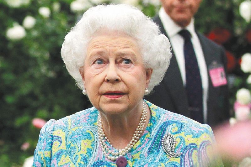 La robot artista Ai-Da presenta un retrato de Isabel II por su Jubileo