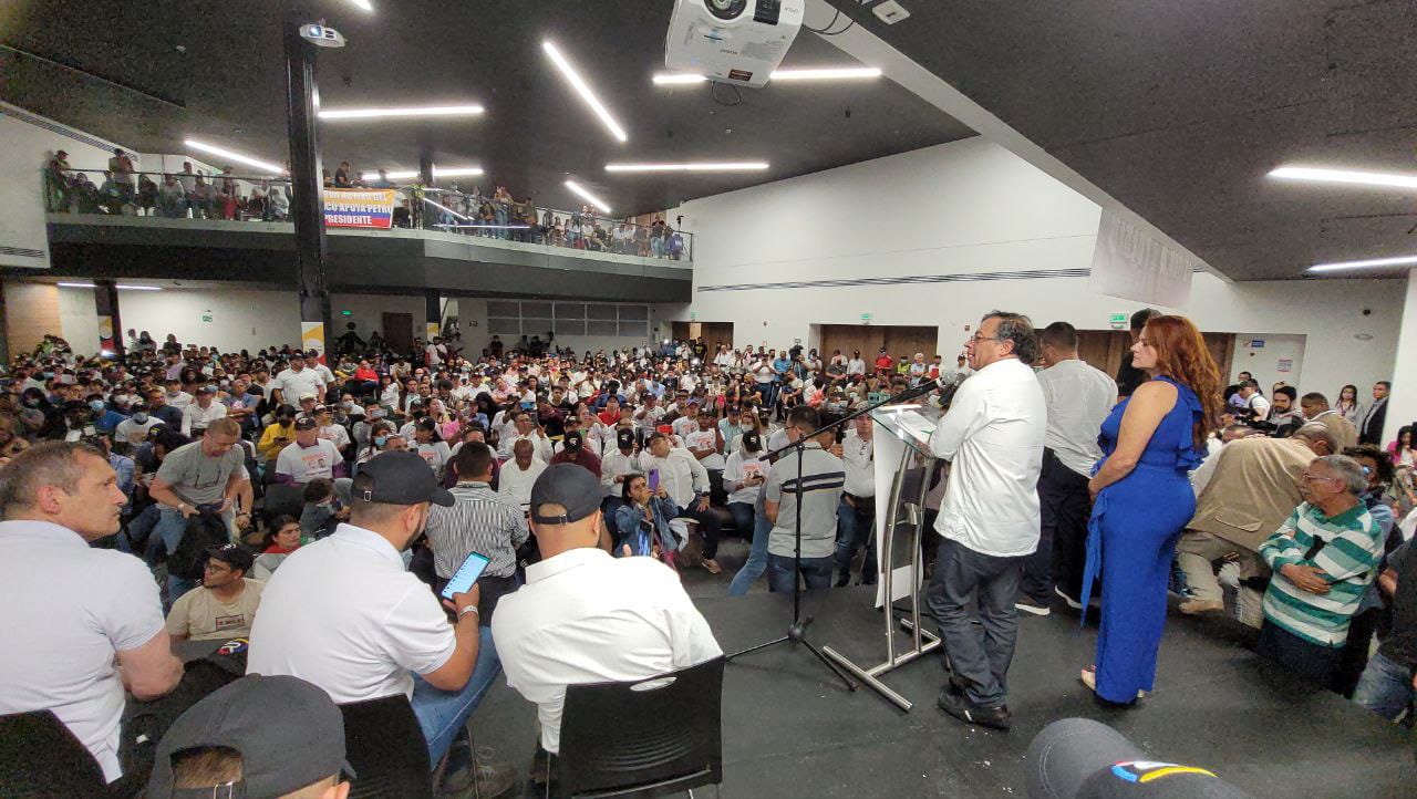 Grupo de más de 800 militares en retiro se sumó a campaña de Gustavo Petro