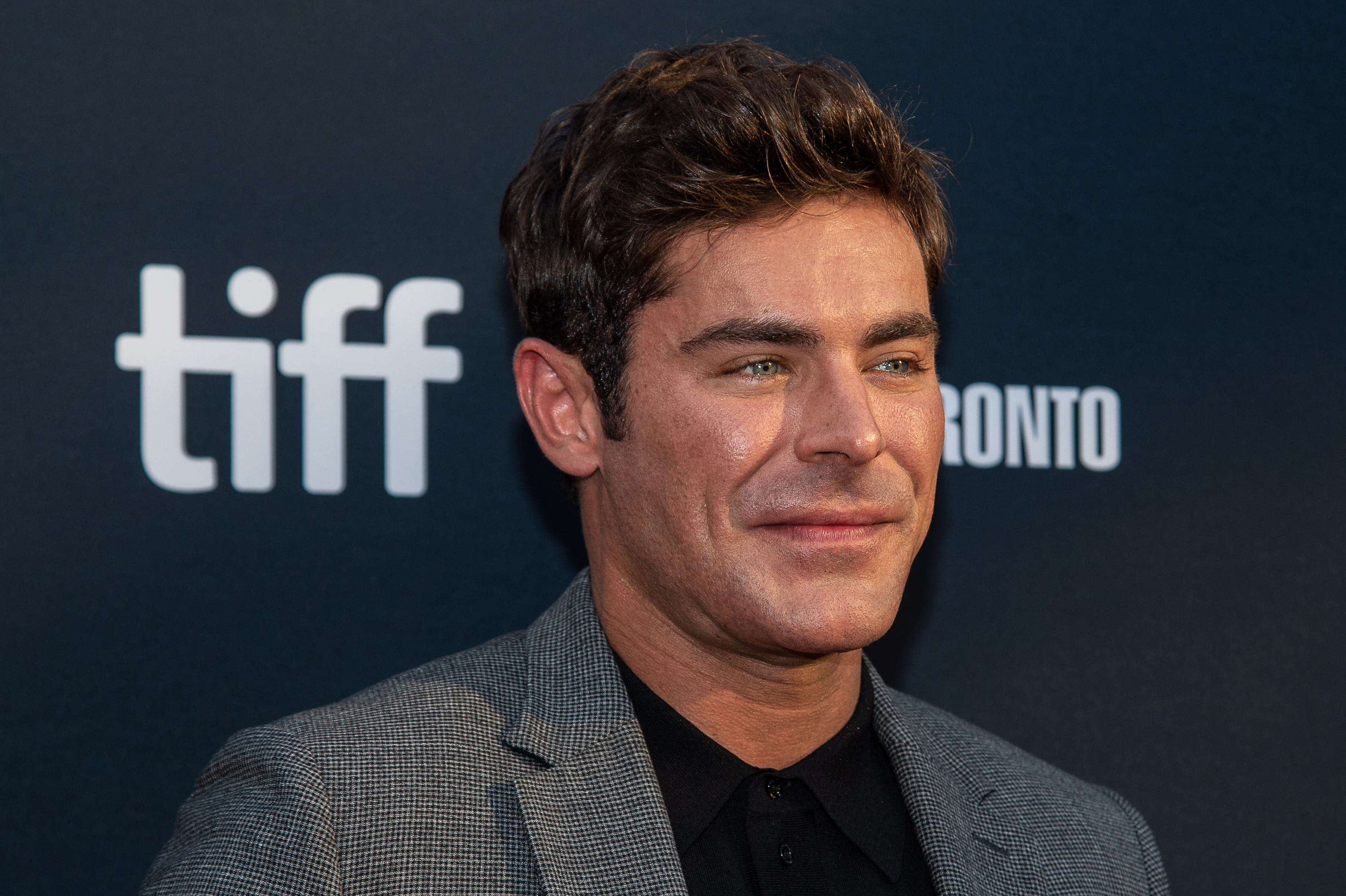 Zac Efron se encuentra “feliz y sano” tras estar hospitalizado