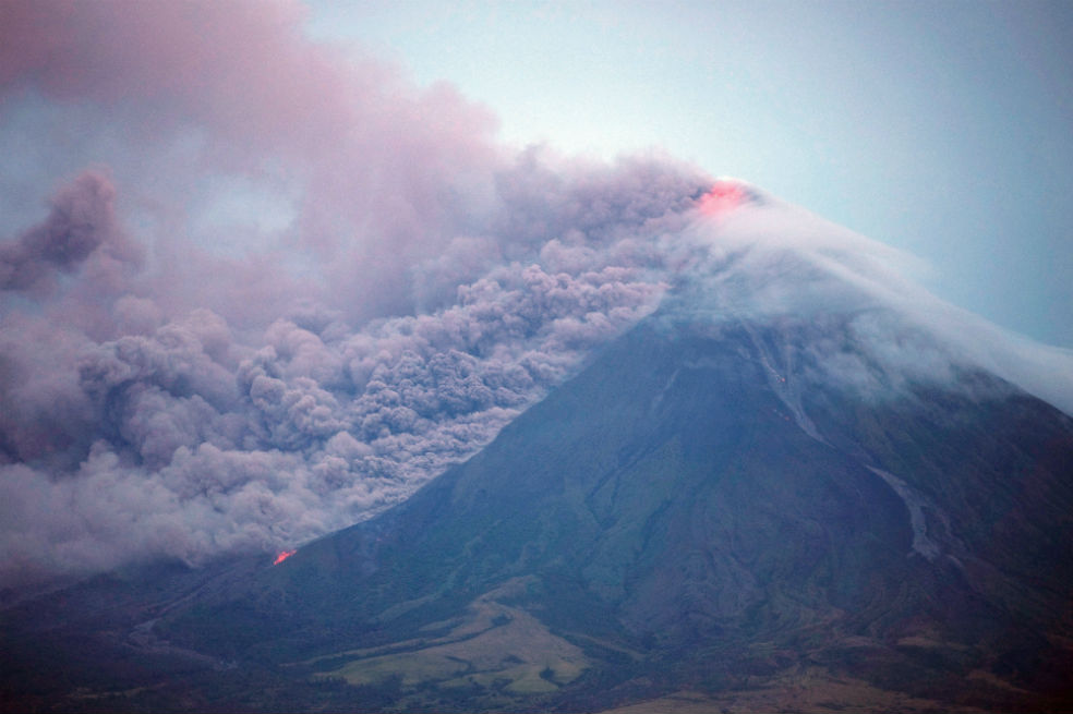 Volcán filipino Mayon vierte lava y amenaza con erupción explosiva