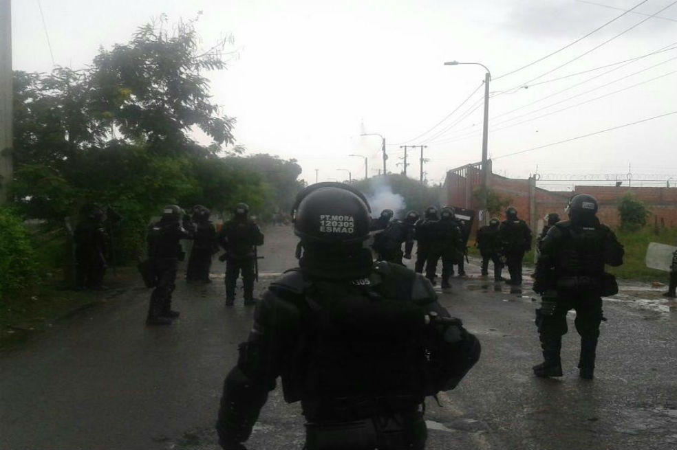 Policía y sociedad civil se enfrentan en Puerto Santander
