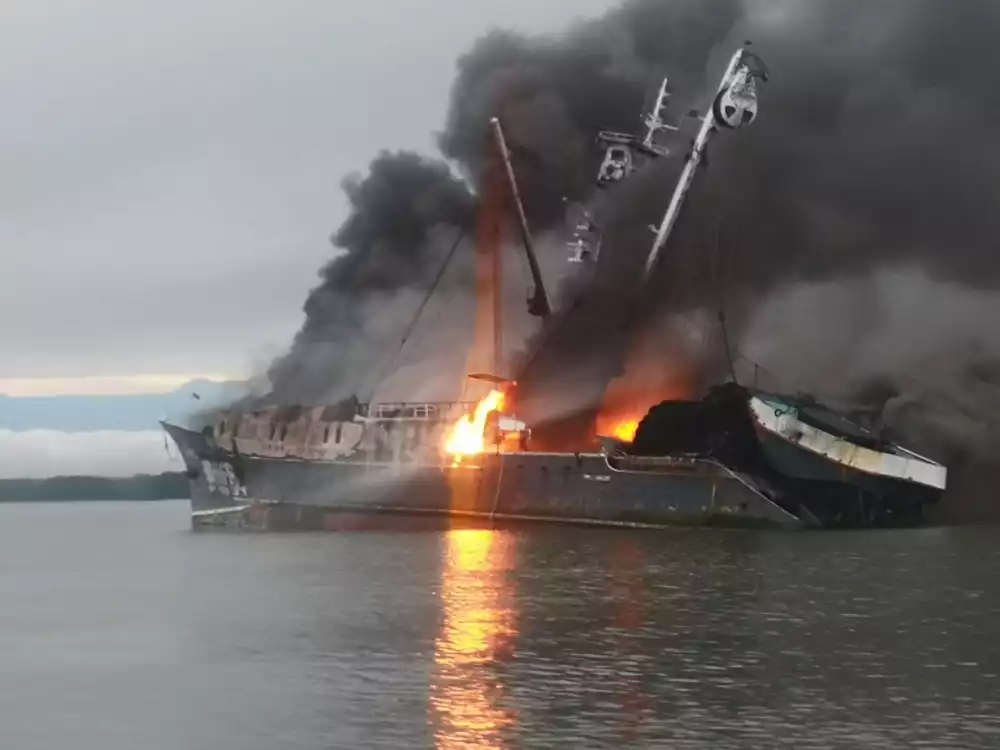 Se hundió el barco que cazó delfines en Bahía Solano y además derramó combustible