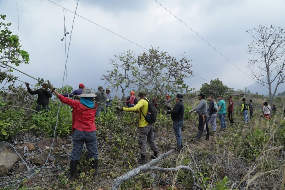 La energía eléctrica es ya el segundo servicio básico que los mismos excombatientes llevan a su vereda. El primero, el año pasado, fue el agua. Por las limitaciones que tenían en acceso al agua, que llegaba al espacio en carrotanques, emprendieron la campaña Un metro de manguera por el agua de Tierra Grata, en la que recibían aportes de personas externas pero también los excombatientes aportaban $200 mil cada uno y otros incluso $600 mil. Así recogieron unos $35 millones. La idea era tender una manguera desde el río Chiriaimo, que pasa por el corregimiento San José de Oriente, hasta el espacio territorial, unos 9 km de distancia.