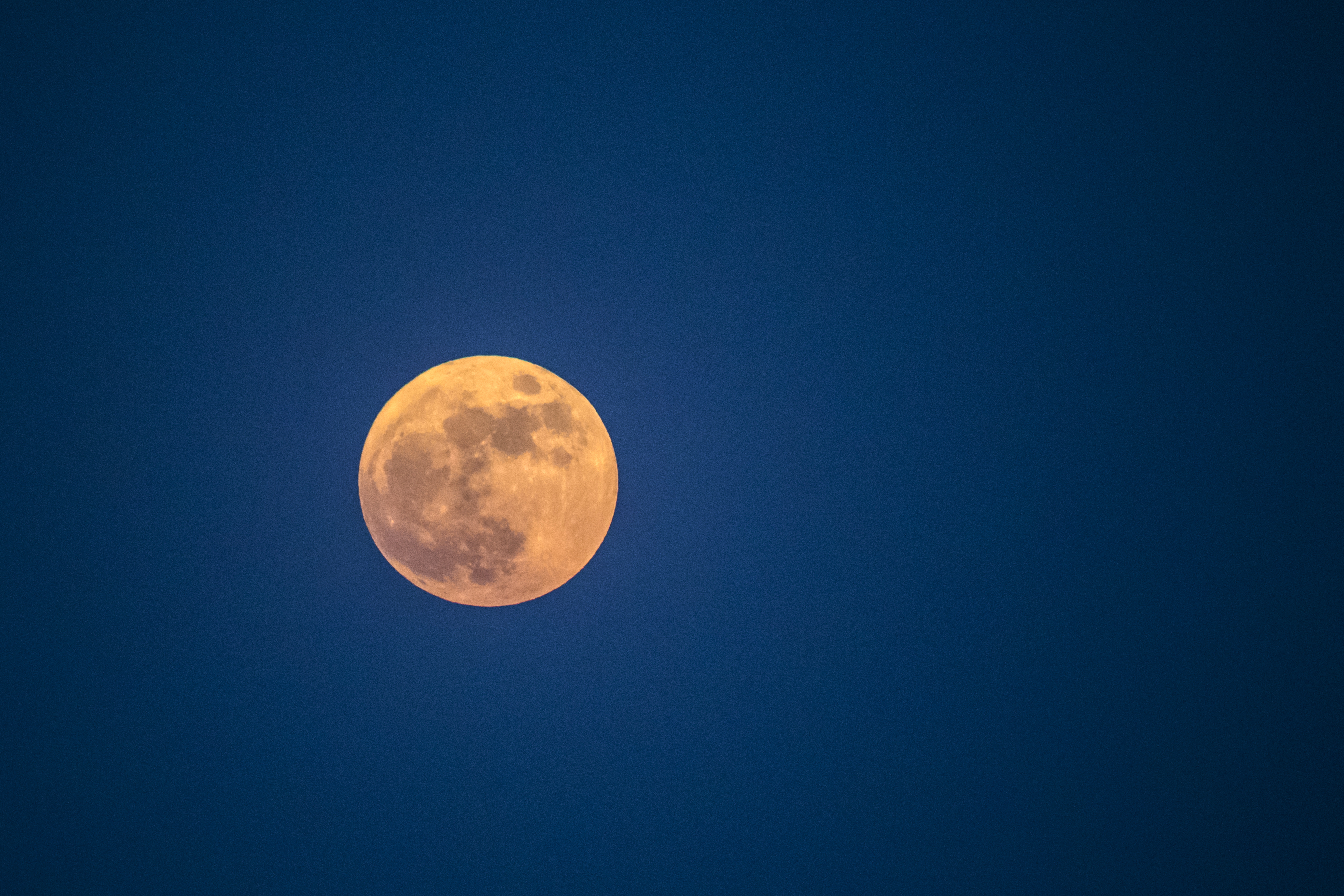 La luna llena de Fresa, la última superluna del año, se eleva sobre la capital egipcia, El Cairo.