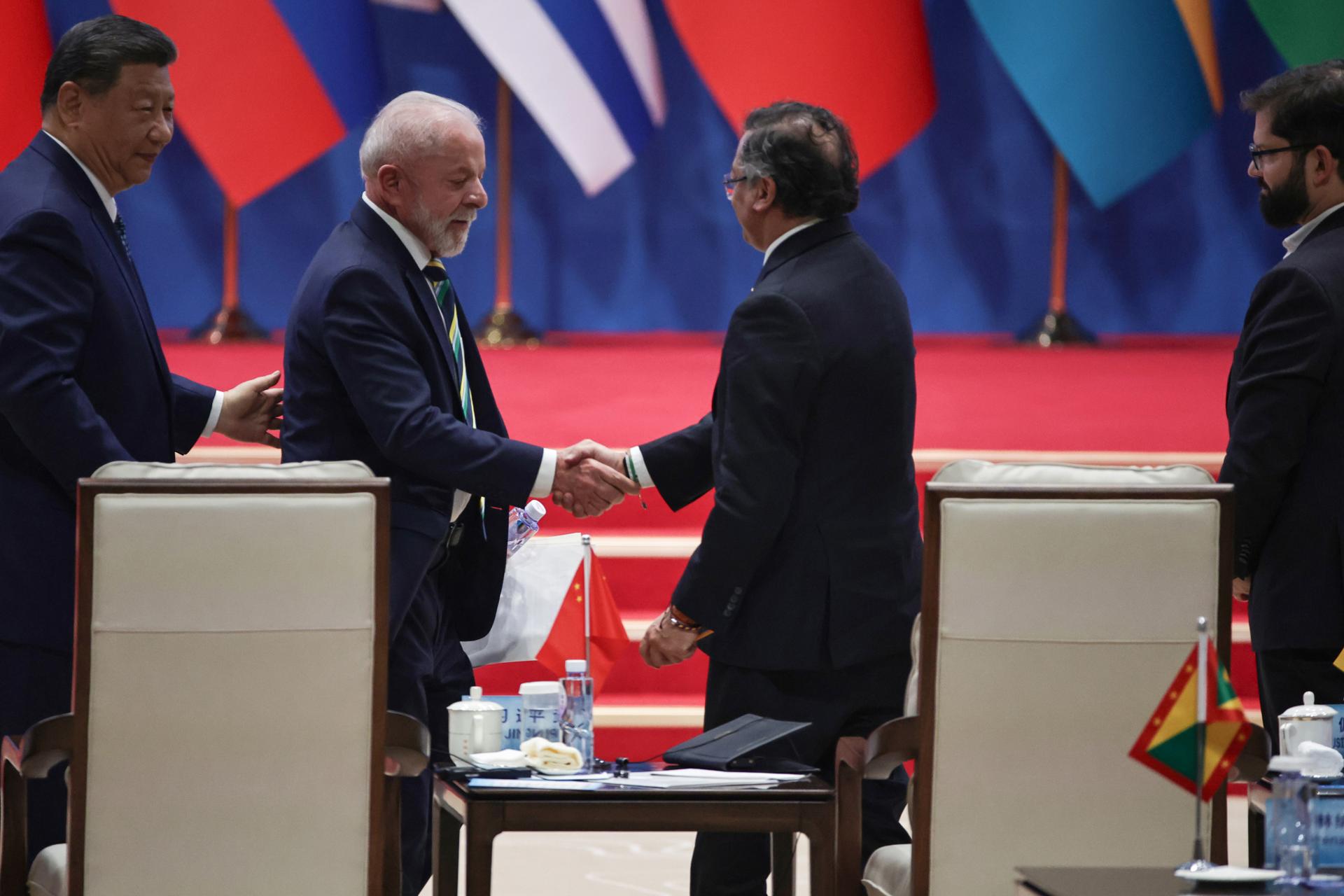 Beijing (China), 13/05/2025.- Brazilian President Luiz Inacio Lula da Silva (2-L) greets Colombian President Gustavo Petro (C-R) in presence of Chinese President Xi Jinping (L) and Chilean President Gabriel Boric (R) during the opening ceremony of the Fourth Ministerial meeting of the China-CELAC (Community of Latin American and Caribbean States) Forum in Beijing, China, 13 May 2025. EFE/EPA/ANDRES MARTINEZ CASARES