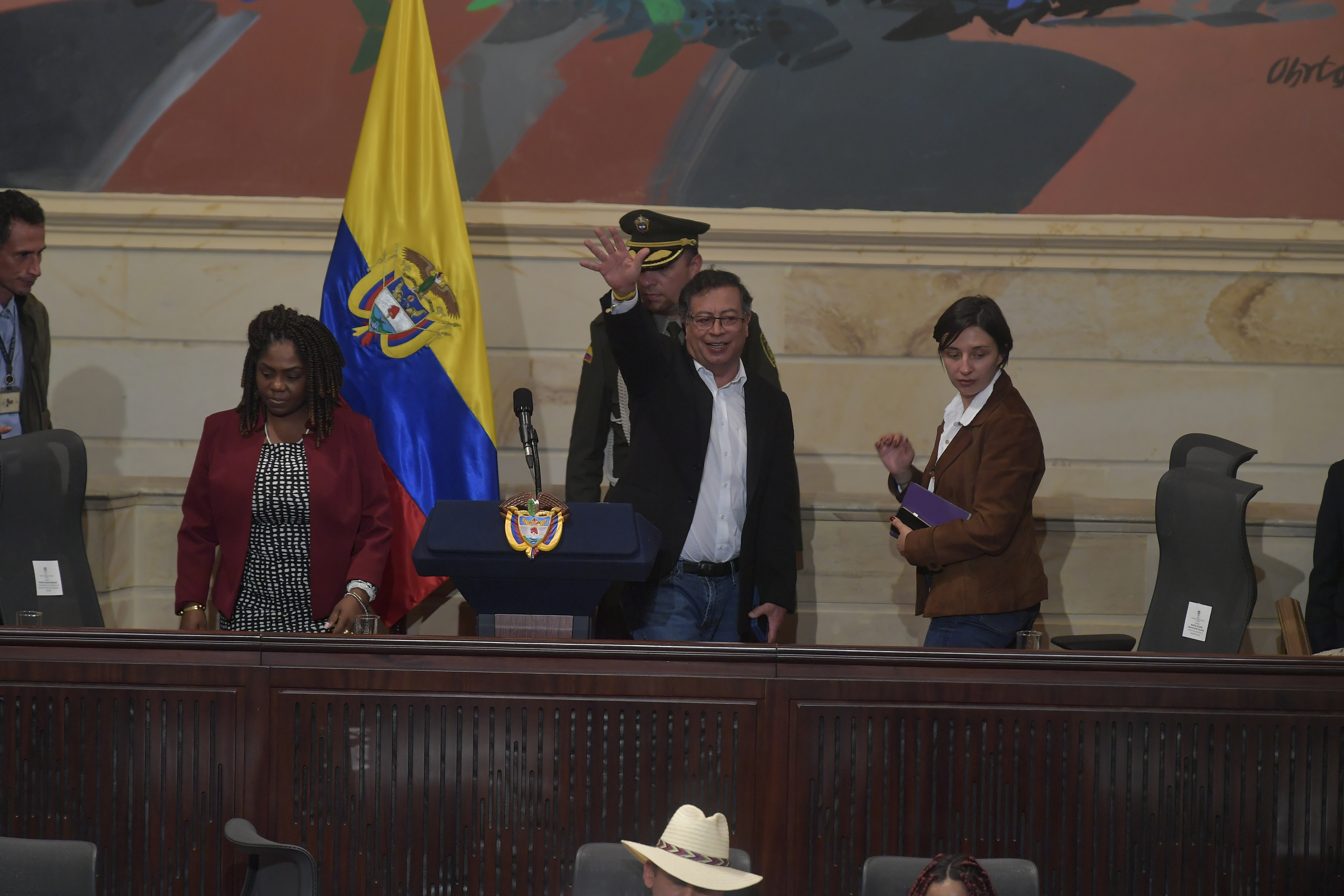 Calles, día cívico y pelea por agenda del Congreso: así se calientan los bandos