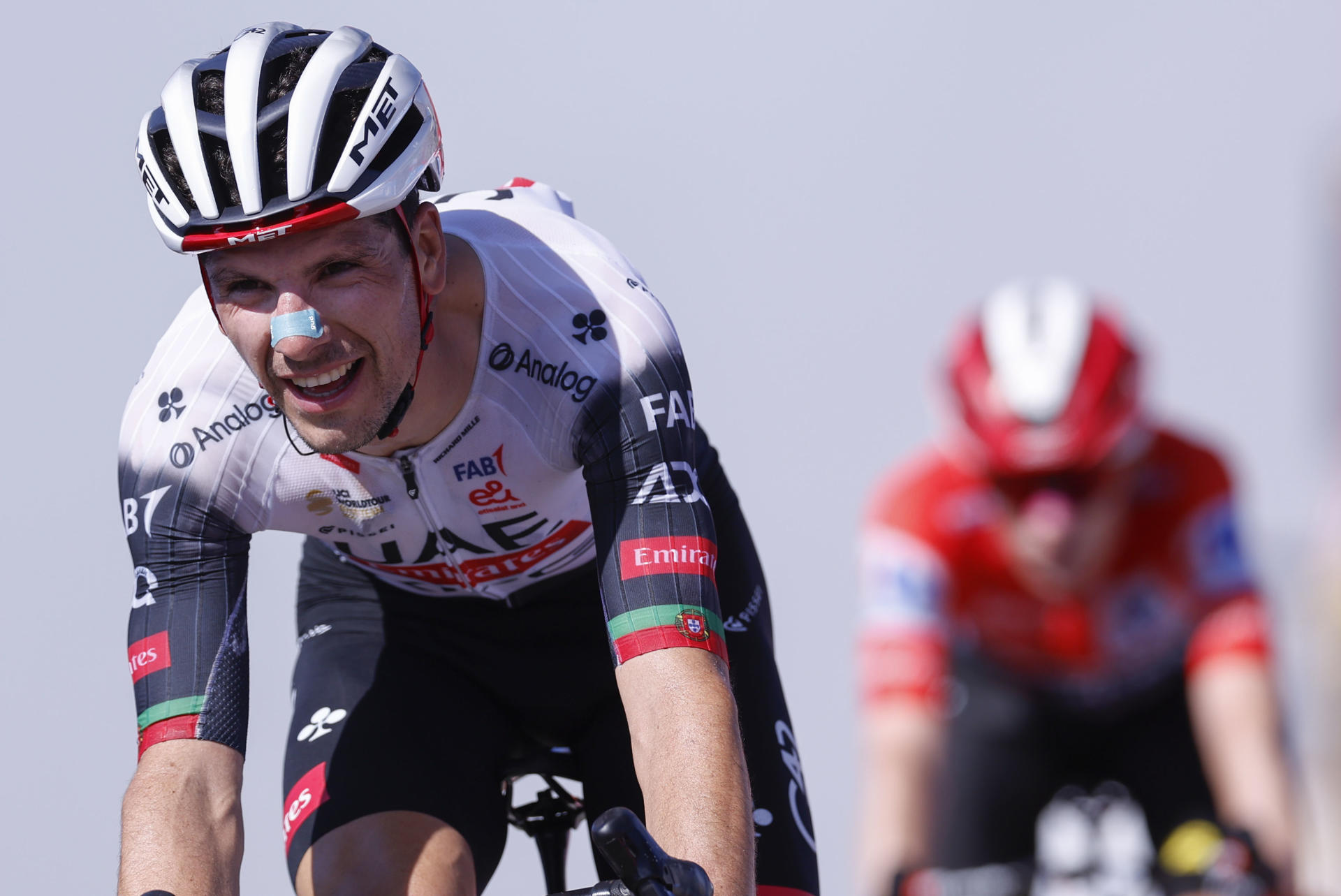 FOTODELDÍA - L'ANGLIRU, 05/09/2025.- El portugués Joao Almeida (UAE Team Emirates-XRG) entra vencedor en la etapa 13 de la Vuelta Ciclista a España 2025 disputada entre el Cabezón de la Sal, y L'Angliru, de 202,7km de recorrido, este viernes. EFE/Javier Lizón
