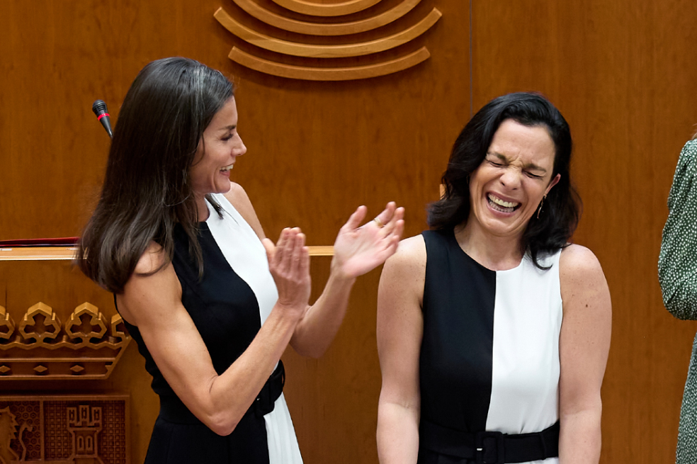 ¡El mismo vestido! Reina Letizia entregó premio a mujer vestida igual a ella