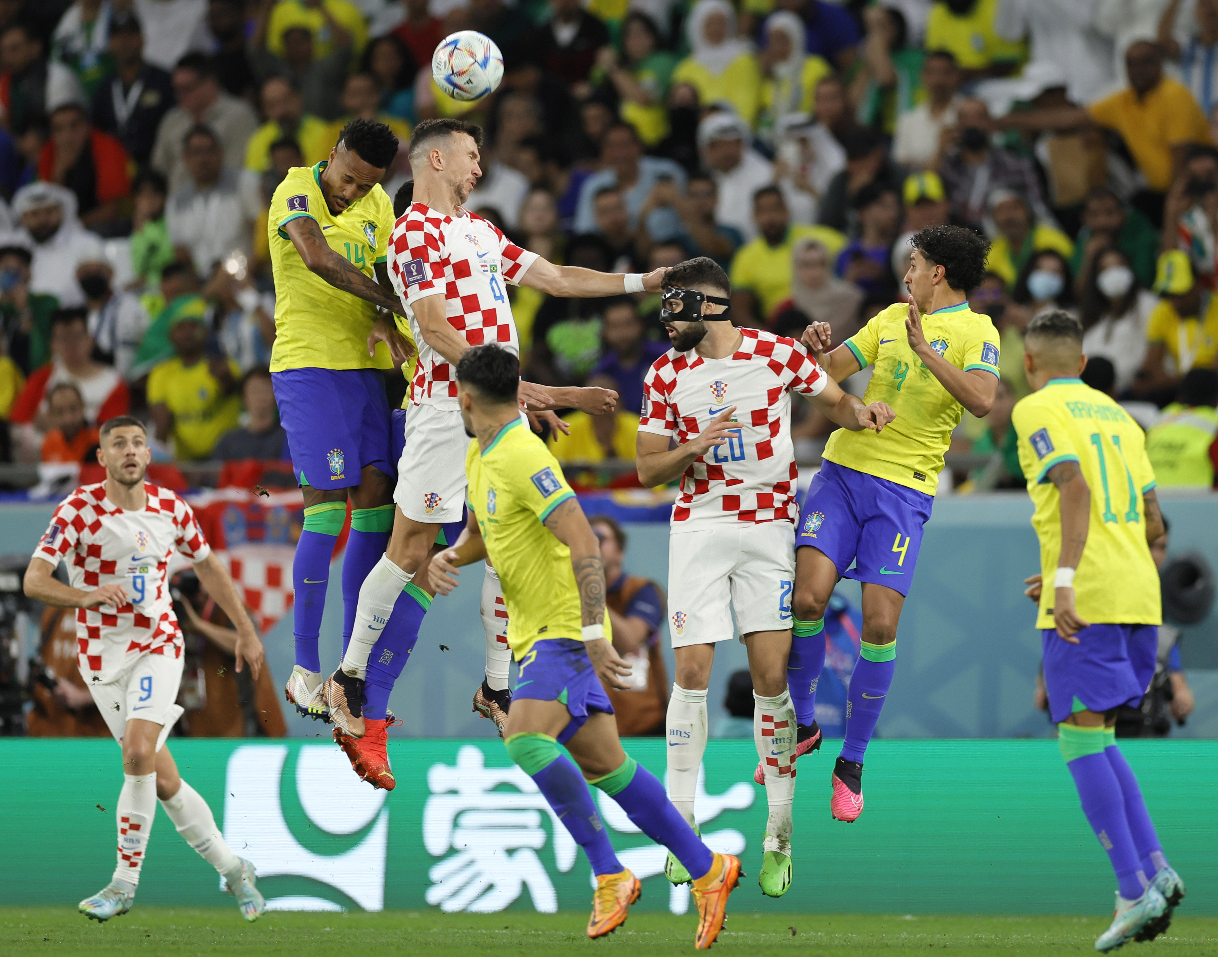 Doha (Qatar), 09/12/2022.- Ivan Perisic (R) of Croatia in action against Eder Militao of Brazil during the FIFA World Cup 2022 quarter final soccer match between Croatia and Brazil at Education City Stadium in Doha, Qatar, 09 December 2022. (Mundial de Fútbol, Brasil, Croacia, Catar) EFE/EPA/Ronald Wittek