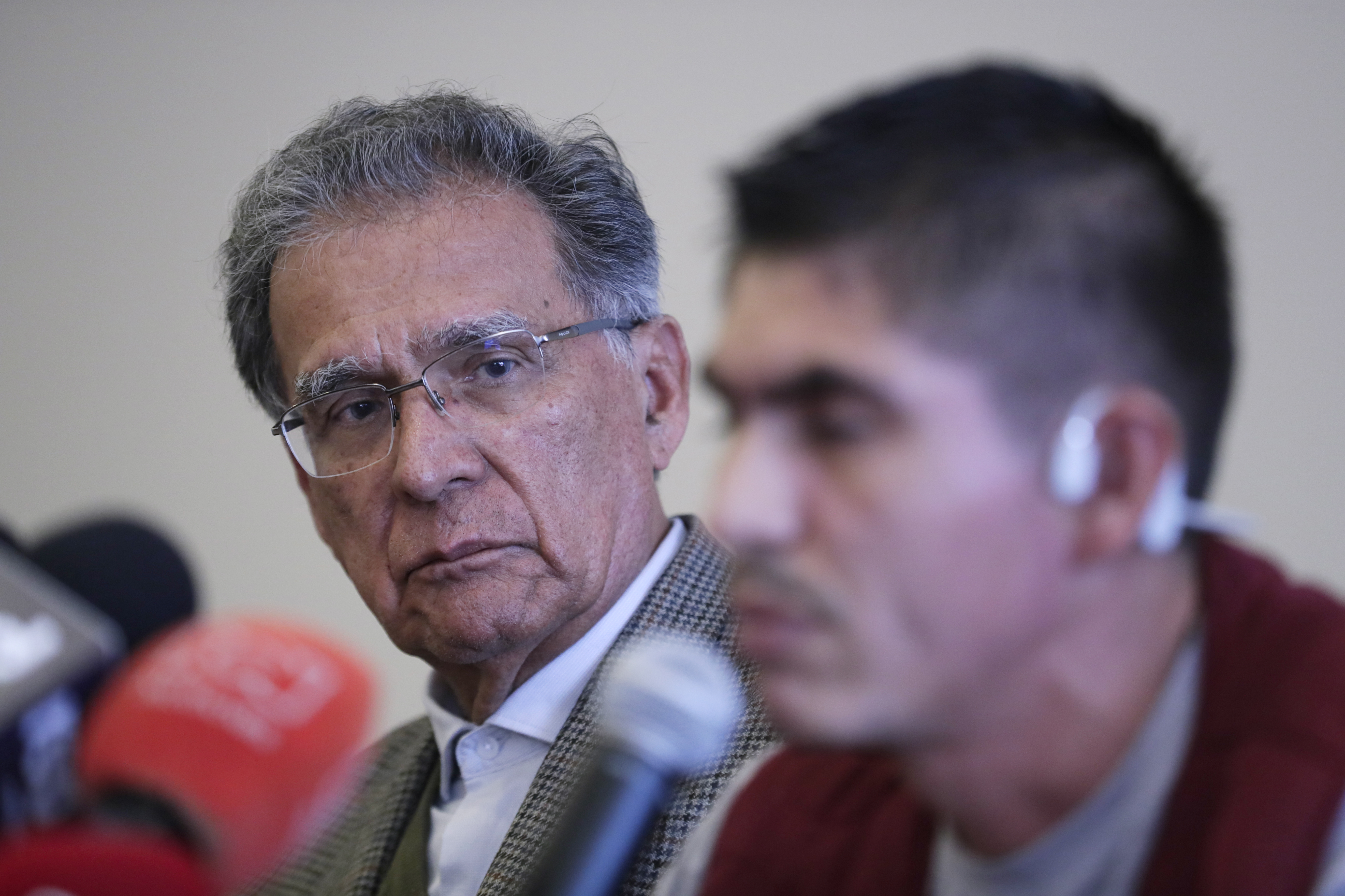 AME8636. BOGOTÁ (COLOMBIA), 18/10/2024.- El jefe negociador del Gobierno colombiano, Camilo González (i) y el delegado de las EMC -FARC EP Andrey Avendaño hablan durante una rueda de prensa este viernes, en Bogotá (Colombia). El Gobierno colombiano y los frentes escindidos del Estado Mayor Central (EMC), la mayor disidencia de las FARC, cerraron este viernes el VI ciclo de diálogos de paz en un periodo en el que esperan que el cese al fuego bilateral extendido por otros seis meses permita avanzar en la participación ciudadana y en las transformaciones en tres zonas priorizadas del país. EFE/ Carlos Ortega